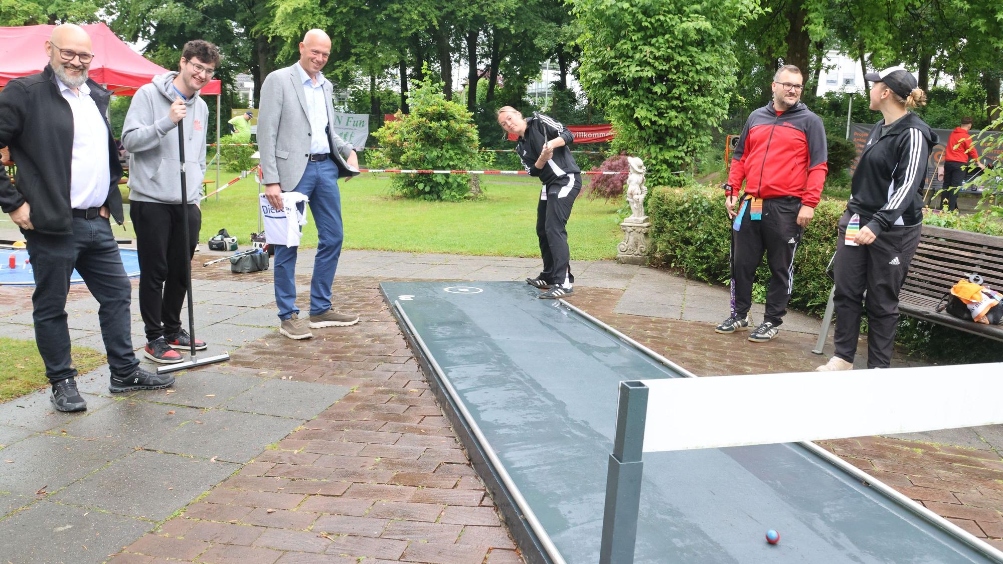 Eine Spielerin des MGC Dormagen-Brechten schlägt den Ball.