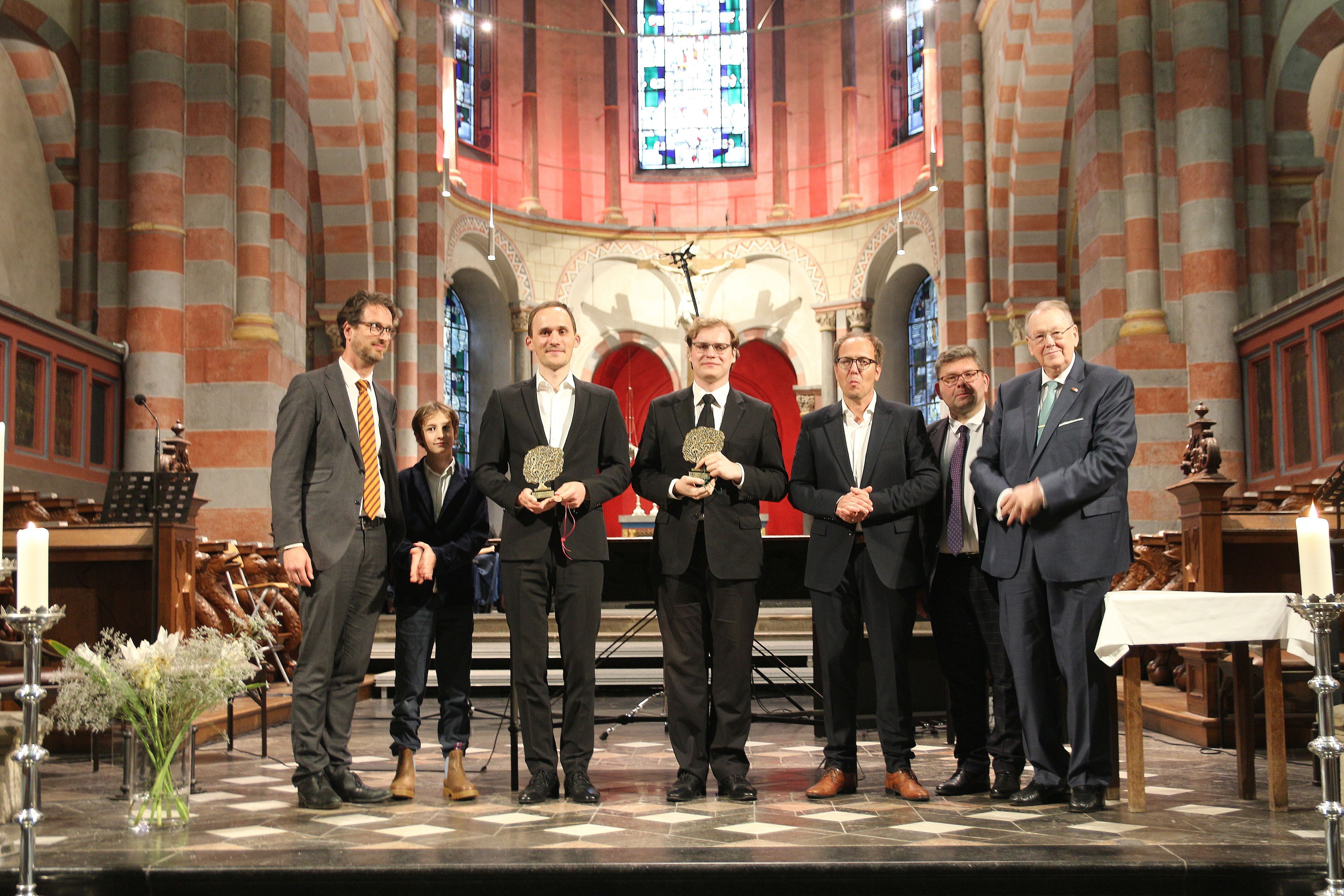Das Bild zeigt Stiftungsvorstand Prinz Ferdinand zur Lippe mit Sohn, die Preisträger Yannick Wittmann und Grzegorz Wijas, Michael Utz, Oliver Sperling und Peter Heesen, Vorsitzender des Freundeskreises der Abtei.