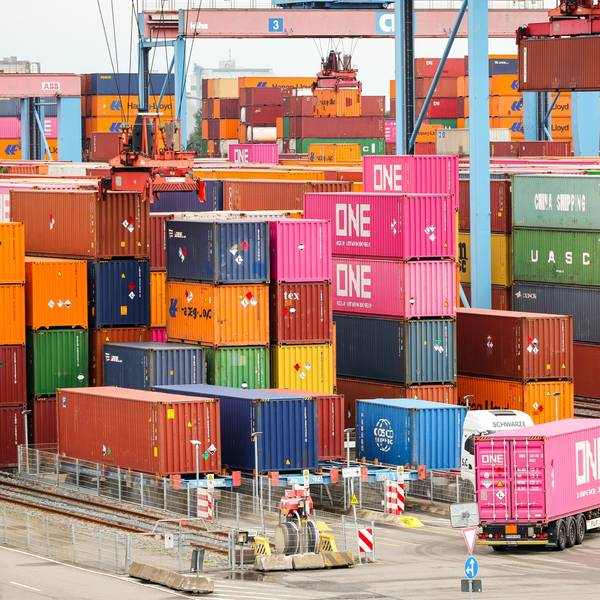 Zahlreiche Container werden am Container Terminal Altenwerder (CTA) der Hamburger Hafen und Logistik AG (HHLA) gelagert und verladen.