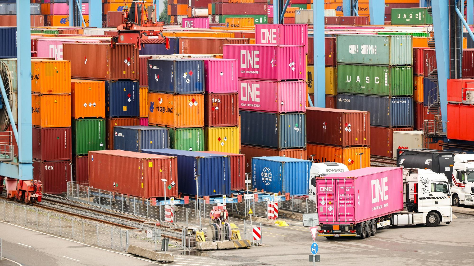 Zahlreiche Container werden am Container Terminal Altenwerder (CTA) der Hamburger Hafen und Logistik AG (HHLA) gelagert und verladen.