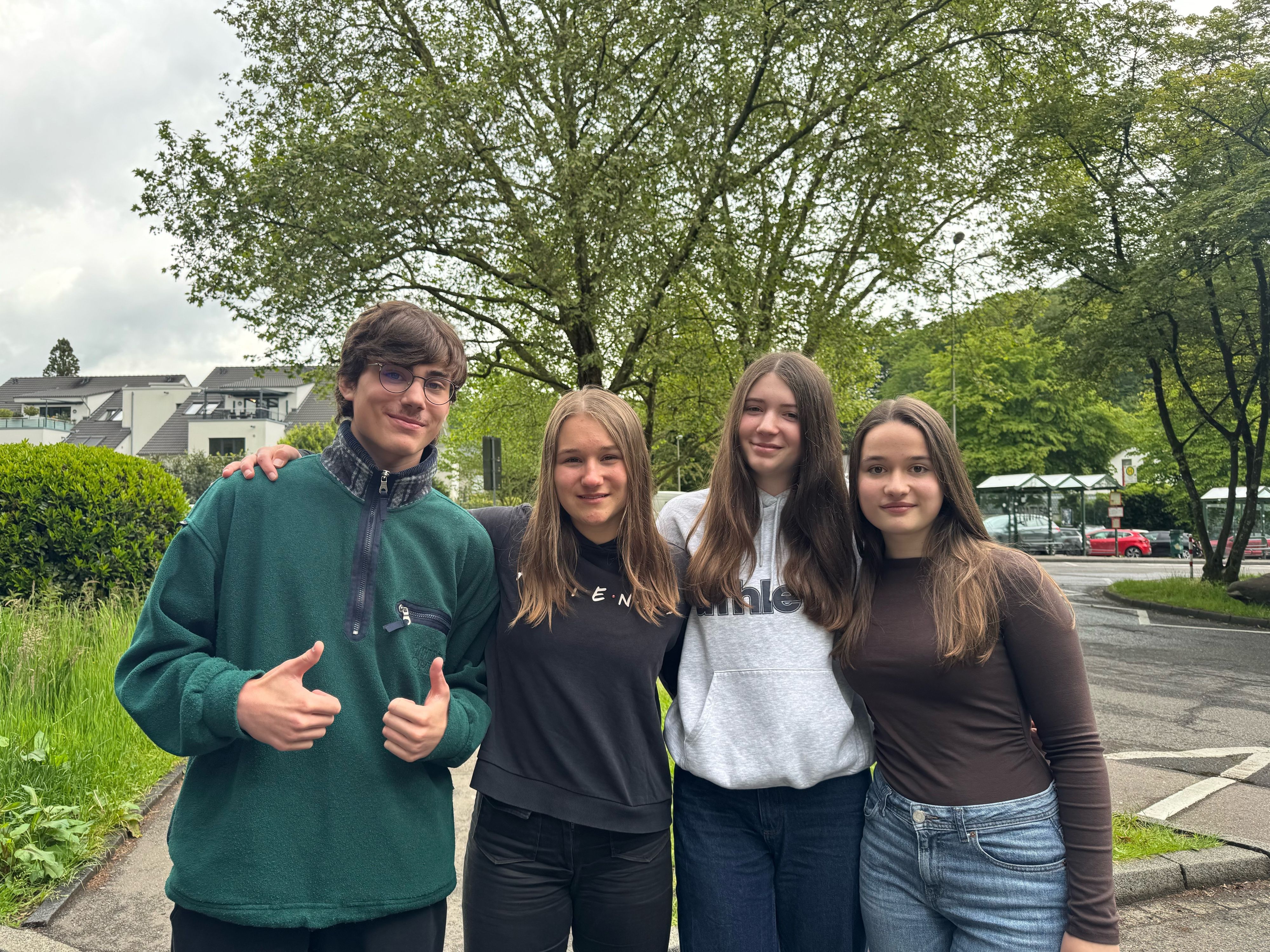 Die Teenager hinter dem Account lächeln in die Kamera.