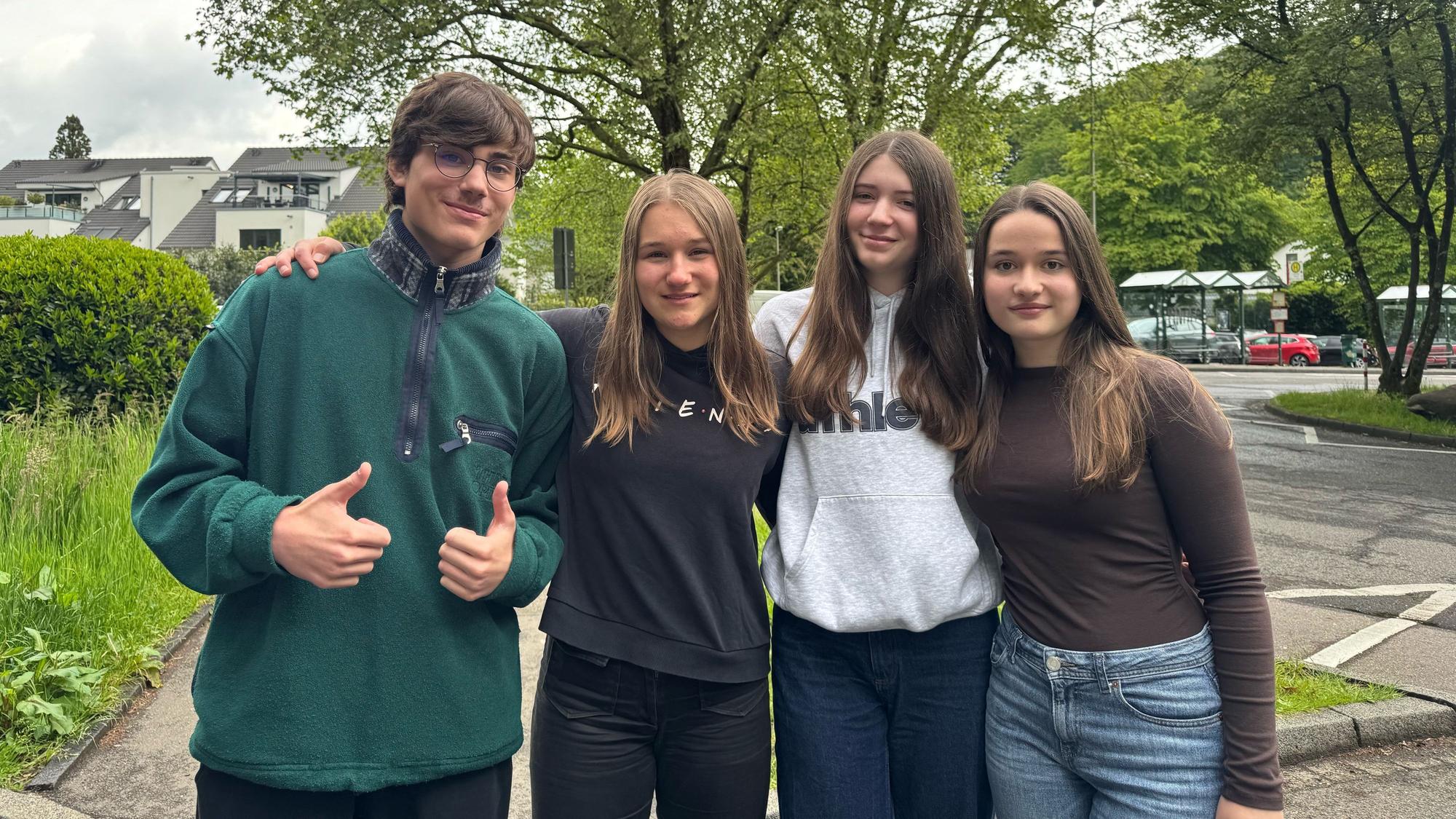 Die Teenager hinter dem Account lächeln in die Kamera.