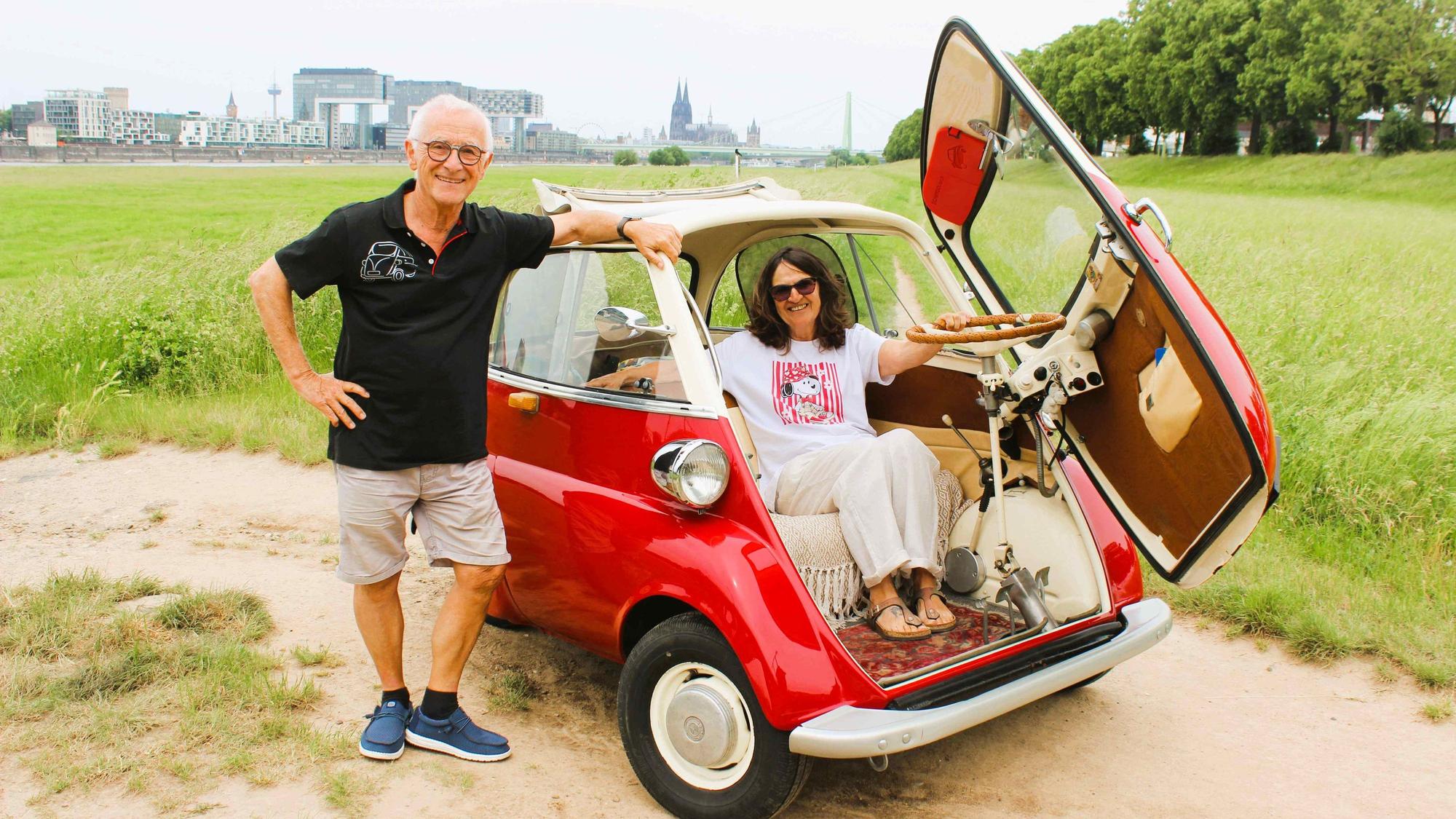 Karin Bernhart und Peter Schmidt mit ihrer Isetta auf den Poller Wiesen, im Hintergrund Rhein und Dom