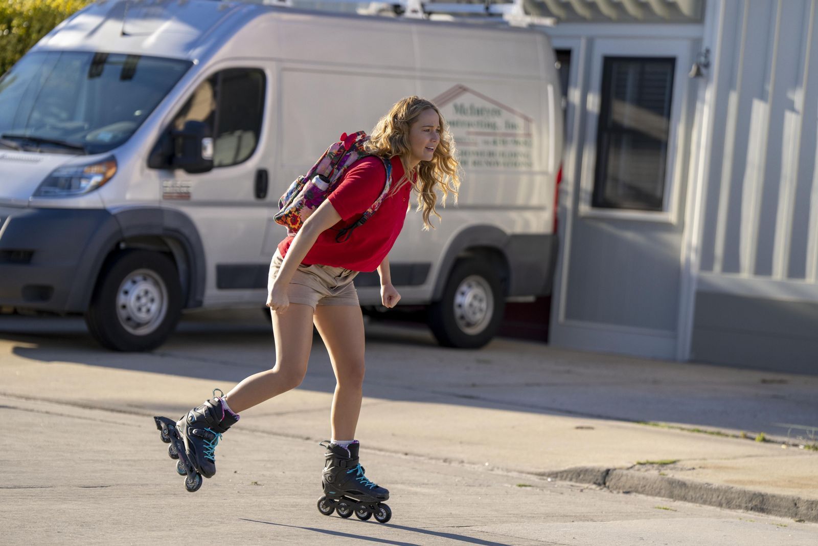 Nachdem ihr Auto abgeschleppt wurde, ist Maddie „Jennifer Lawrence“ auf Rollerskates unterwegs. (Bild: 2023 CTMG, Inc. All Rights Reserved. / Macall Polay)