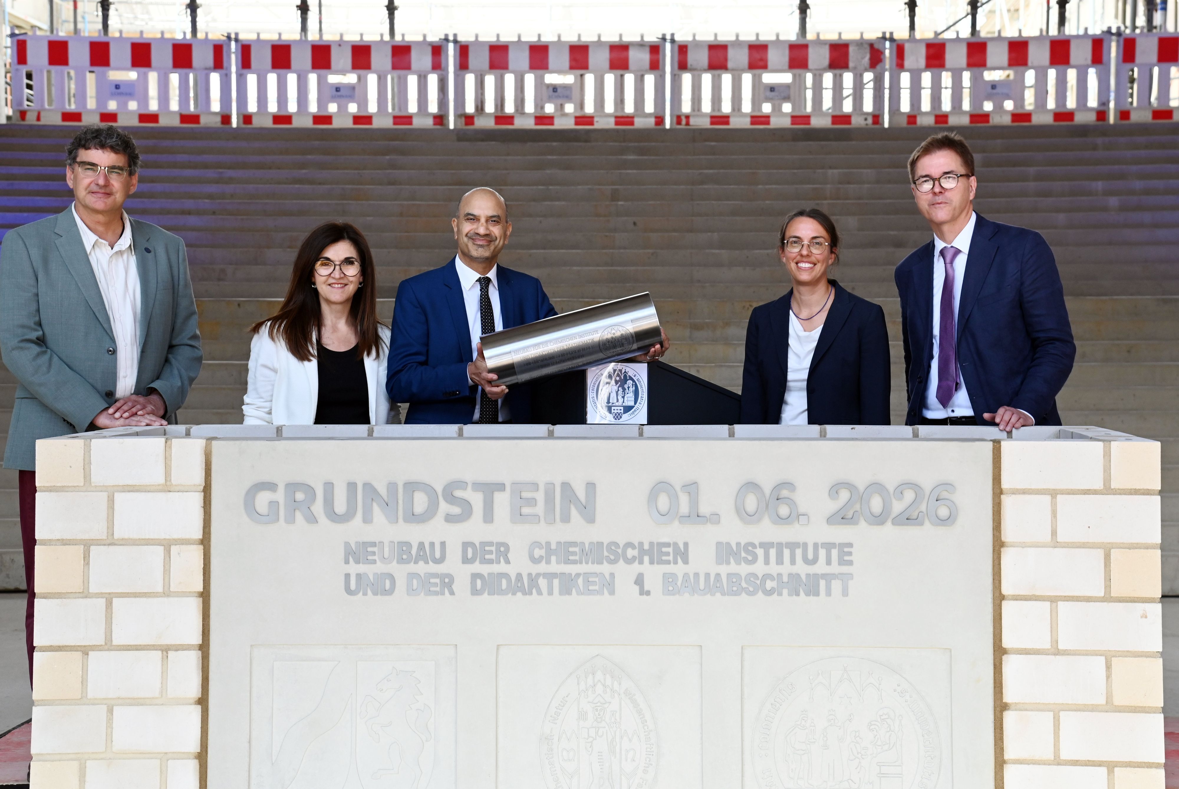 01.06.2026 Köln. Grundsteinlegung für den Neubau der Chemischen Institute ("Chemie-Neubau") der Uni Köln an der Luxemburger Straße. V Li.: Prof. Dr. Georg Bareth, Teresa De Bellis-Olinger, Dr. Joybrato Mukherjee, Prof. Stephanie Kath-Schorr, Karsten Gerlof. Foto: Alexander Schwaiger