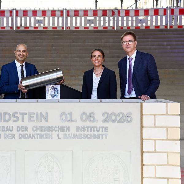 01.06.2026 Köln. Grundsteinlegung für den Neubau der Chemischen Institute ("Chemie-Neubau") der Uni Köln an der Luxemburger Straße. V Li.: Prof. Dr. Georg Bareth, Teresa De Bellis-Olinger, Dr. Joybrato Mukherjee, Prof. Stephanie Kath-Schorr, Karsten Gerlof. Foto: Alexander Schwaiger