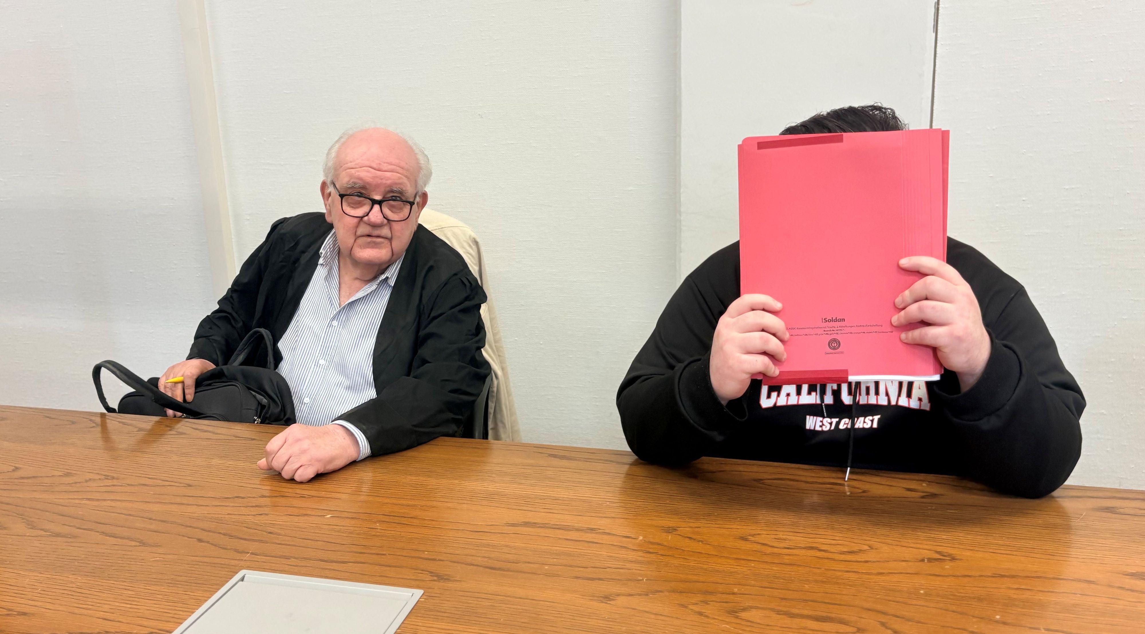 Der Angeklagte mit seinem Verteidiger Gottfried Reims beim Prozessauftakt im Landgericht