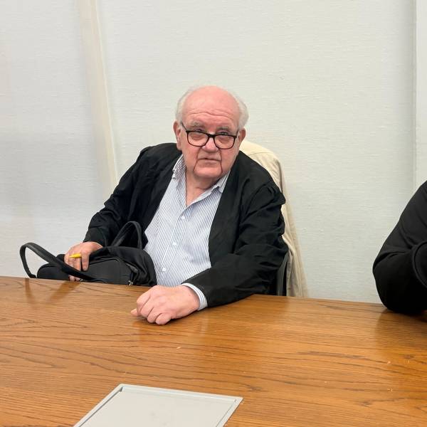 Der Angeklagte mit seinem Verteidiger Gottfried Reims beim Prozessauftakt im Landgericht