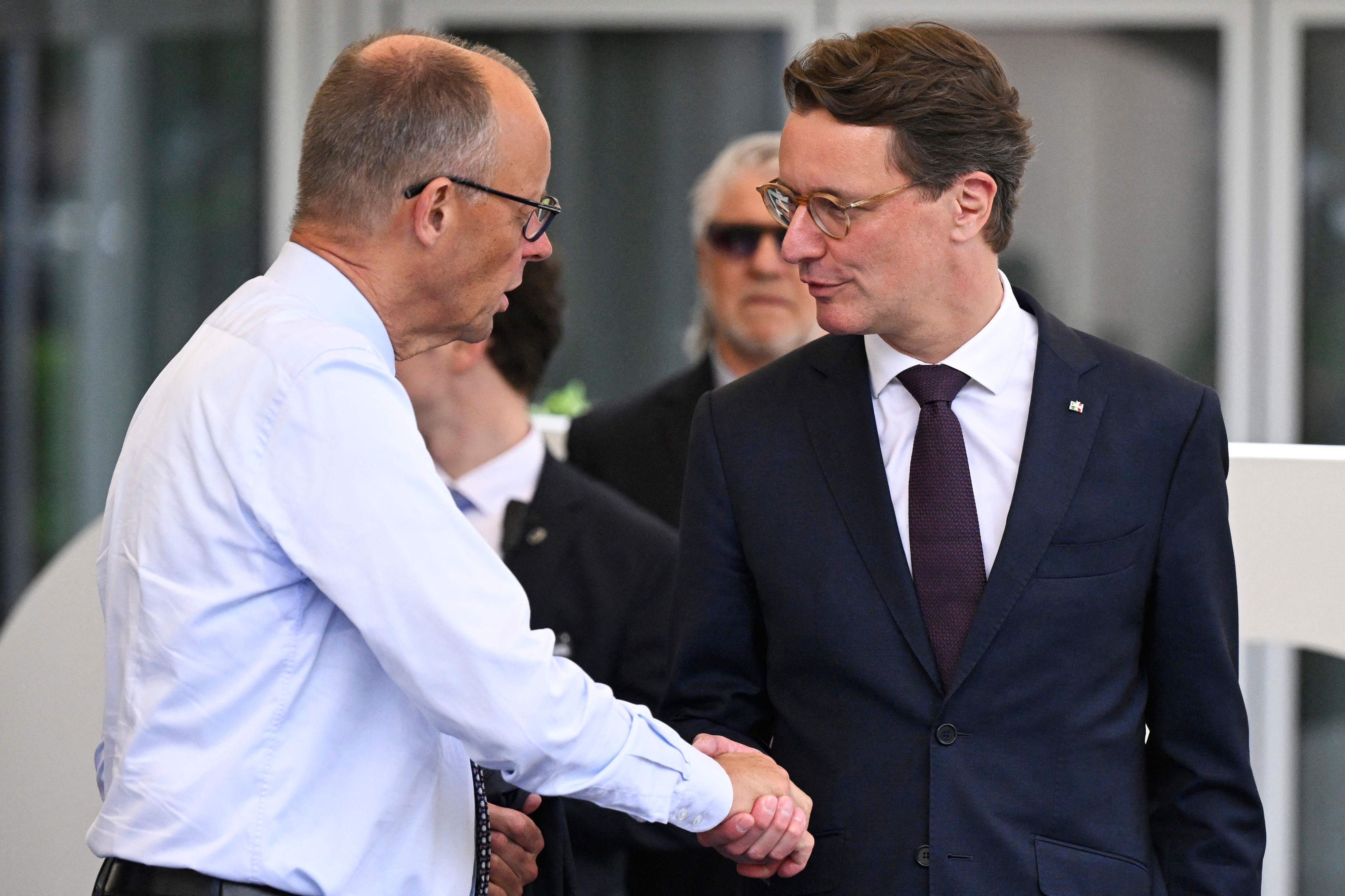 Bundeskanzler Friedrich Merz (CDU, l) und Hendrik Wüst (CDU), Ministerpräsident von Nordrhein-Westfalen treffen sich bei einer zweitägigen Klausurtagung von CDU-Abgeordneten in Meschede.