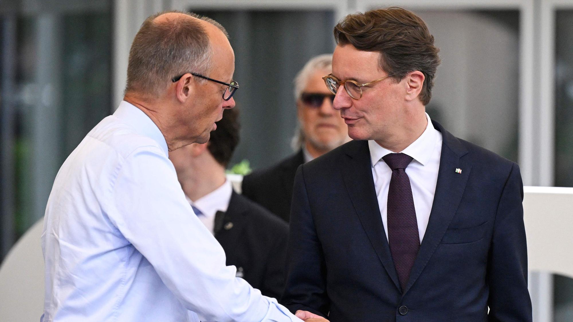 Bundeskanzler Friedrich Merz (CDU, l) und Hendrik Wüst (CDU), Ministerpräsident von Nordrhein-Westfalen treffen sich bei einer zweitägigen Klausurtagung von CDU-Abgeordneten in Meschede.