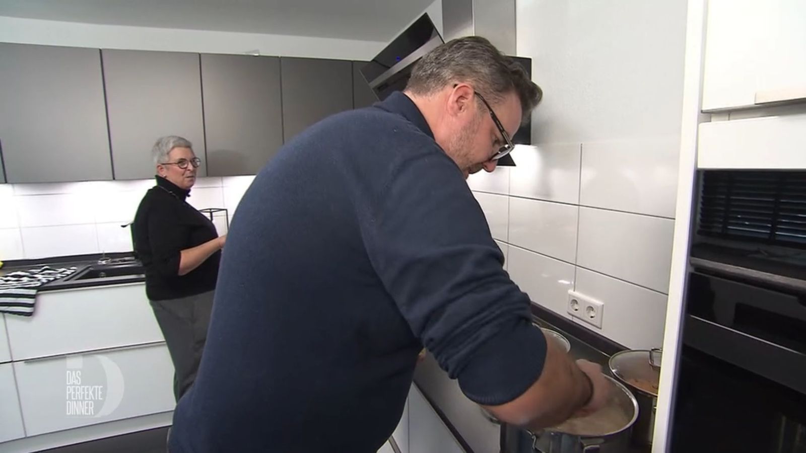 Tim wird von seiner Mutter bei den Vorbereitungen unterstützt.
 (Bild: RTL)