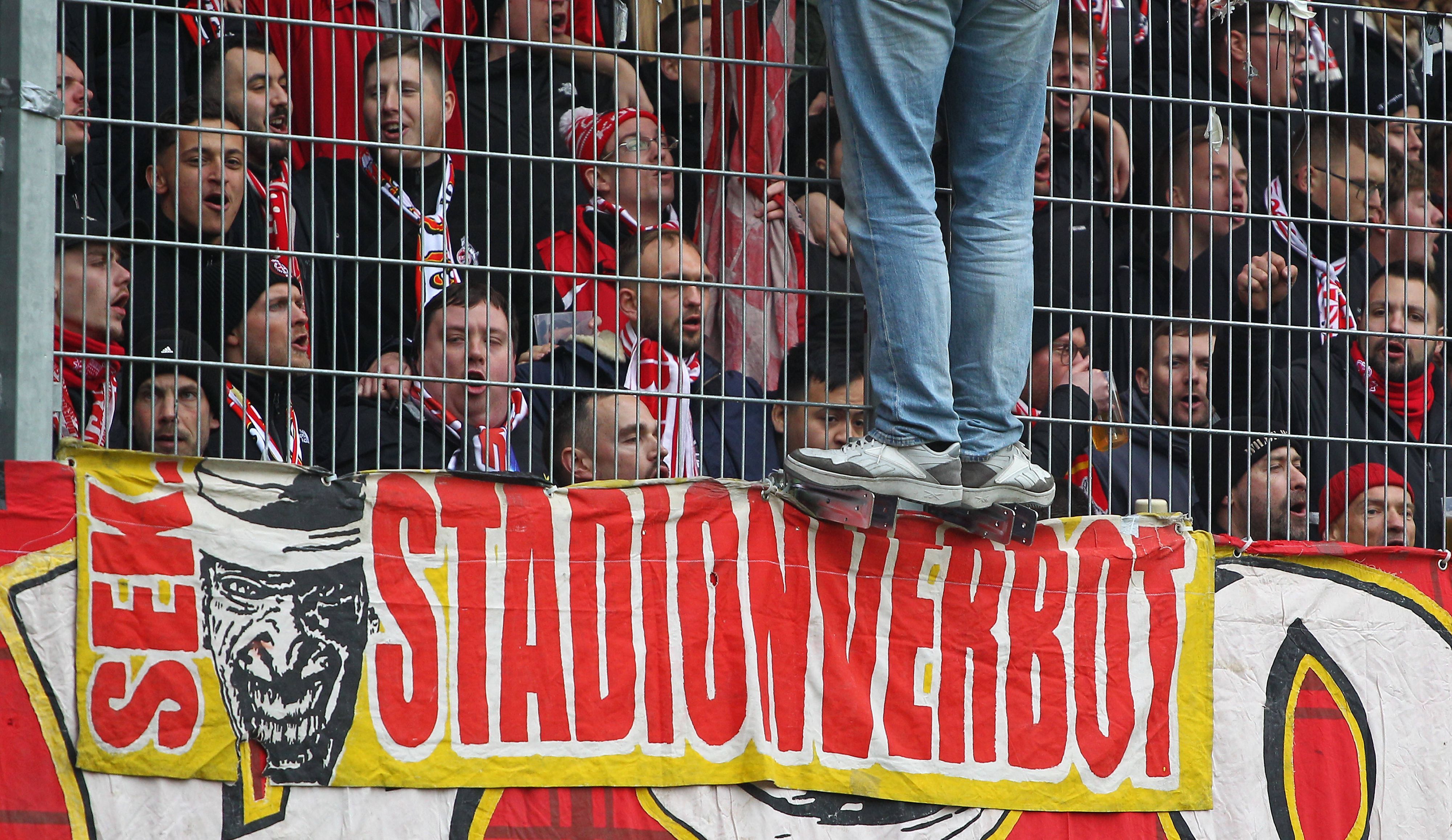 Auf dem Foto ist ein Banner von Fans des 1. FC Köln beim Auswärtsspiel in Regensburg zu sehen.