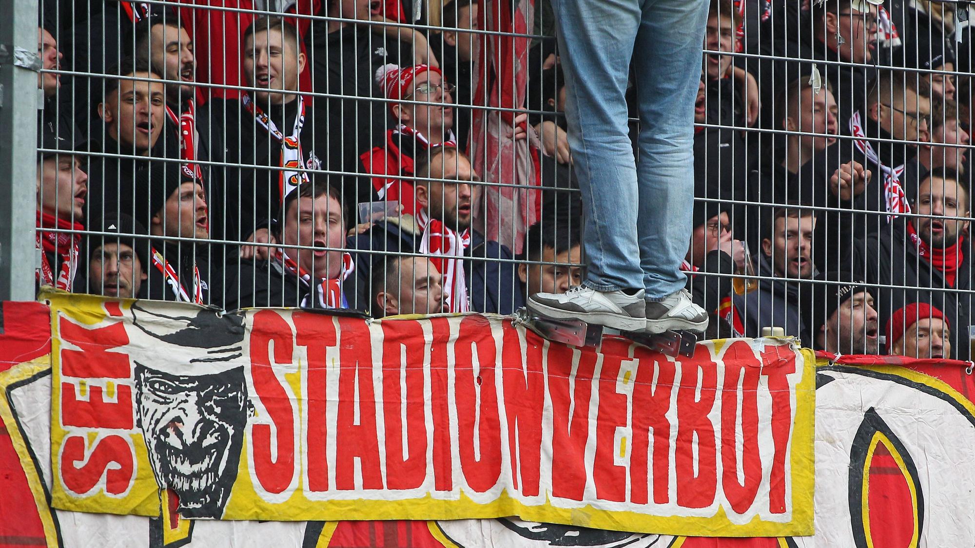 Auf dem Foto ist ein Banner von Fans des 1. FC Köln beim Auswärtsspiel in Regensburg zu sehen.