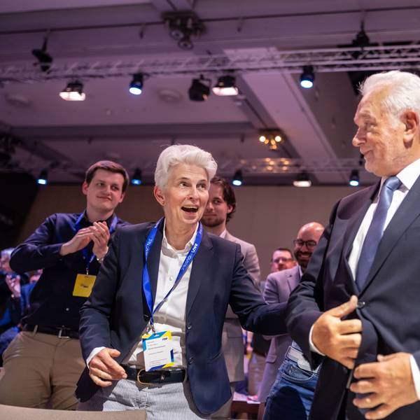 Wolfgang Kubicki, neu gewählter Parteivorsitzender der FDP, nimmt die Gratulation von Marie-Agnes Strack-Zimmermann entgegen.