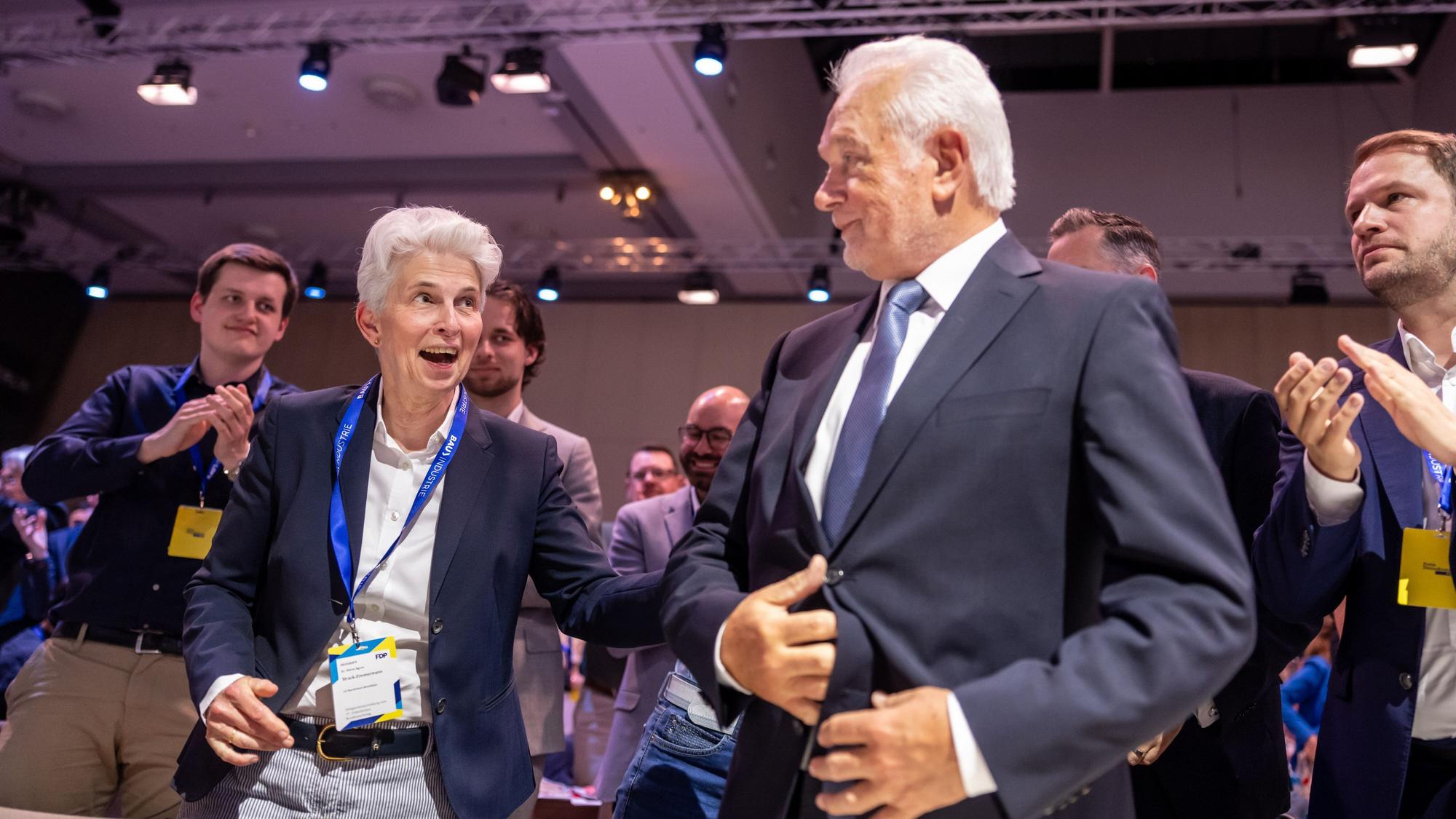 Wolfgang Kubicki, neu gewählter Parteivorsitzender der FDP, nimmt die Gratulation von Marie-Agnes Strack-Zimmermann entgegen.