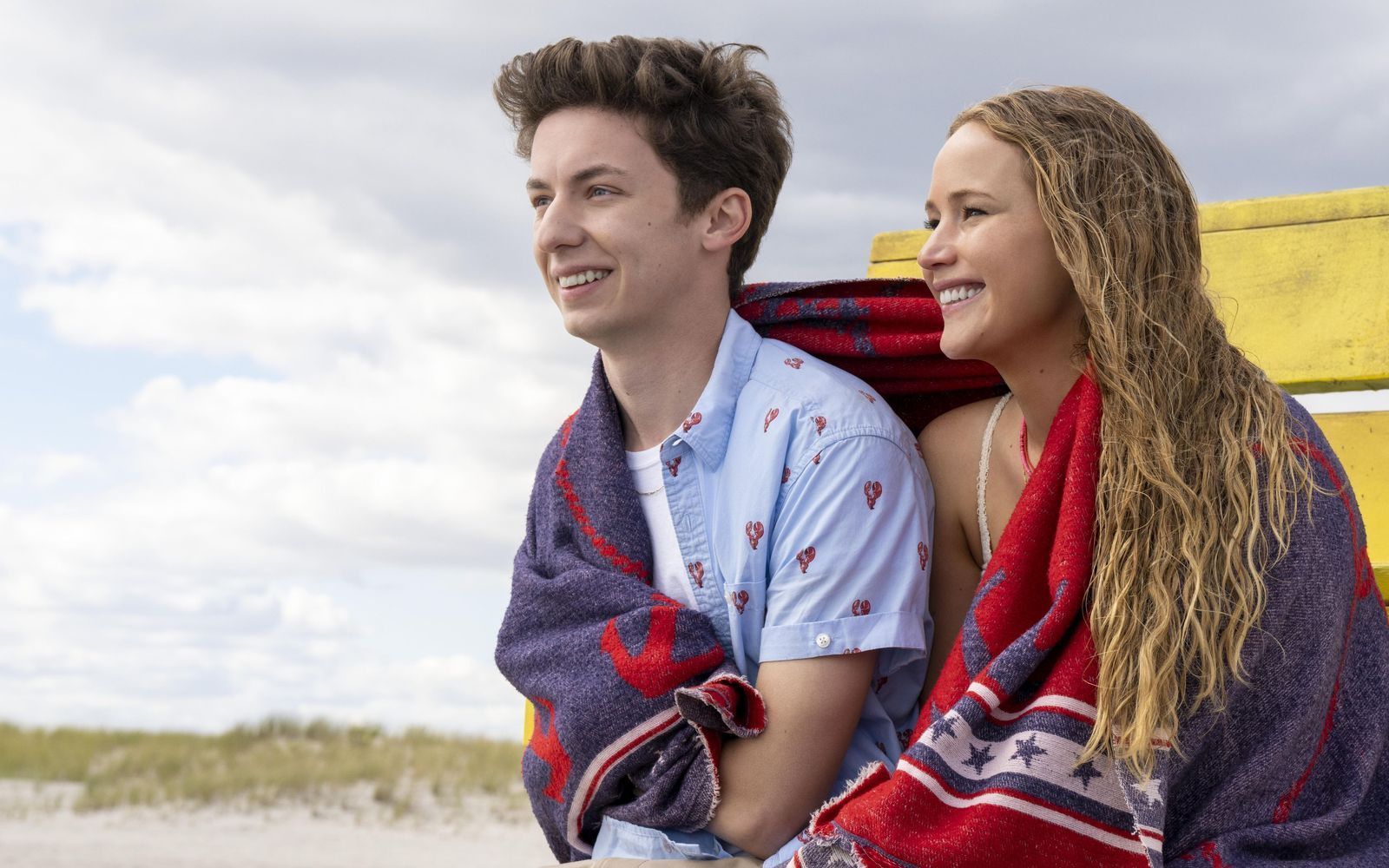Maddie (Jennifer Lawrence) lässt nichts unversucht, um Percy (Andrew Barth Feldman) zu verführen.  (Bild: 2023 CTMG, Inc. All Rights Reserved. / Macall Polay)