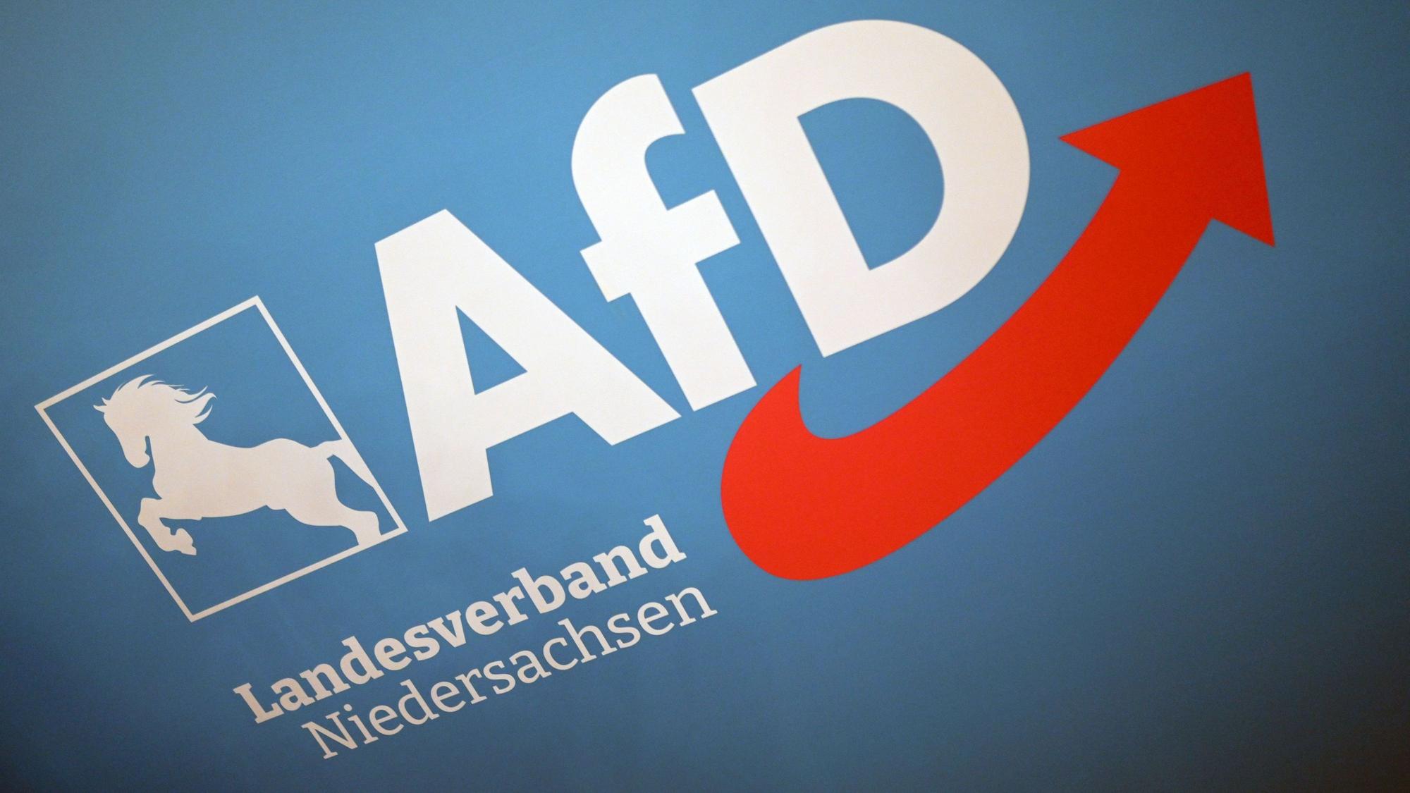 Das Logo des AfD-Landesverbandes Niedersachsen hängt an einer Wand im Saal.