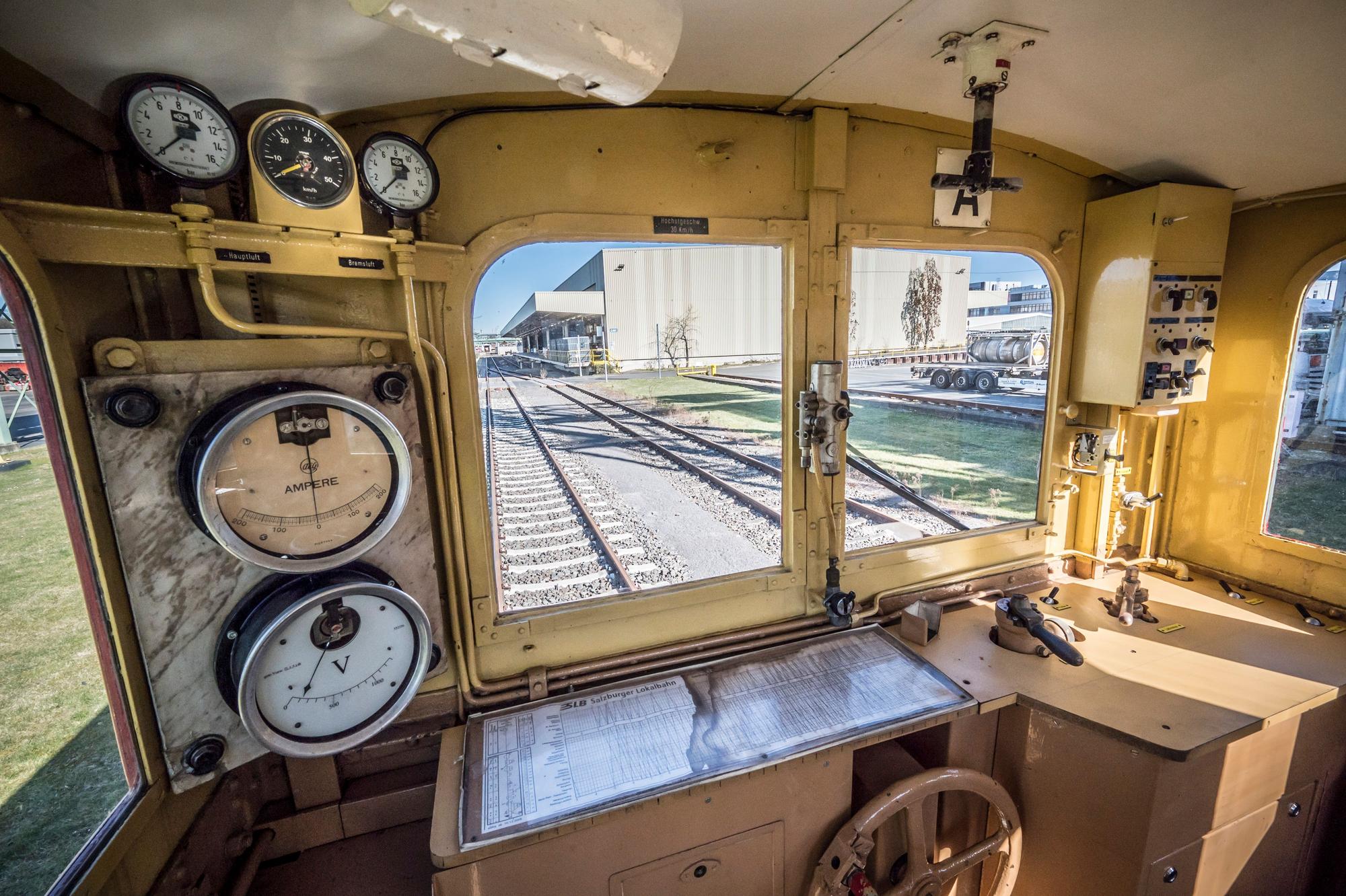 Die AEG-Lokomotive E11, Baujahr 1915, steht zwischenzeitlich auf dem Museumsgleis bei Chemion im Chempark in Flittard . Foto: Ralf Krieger