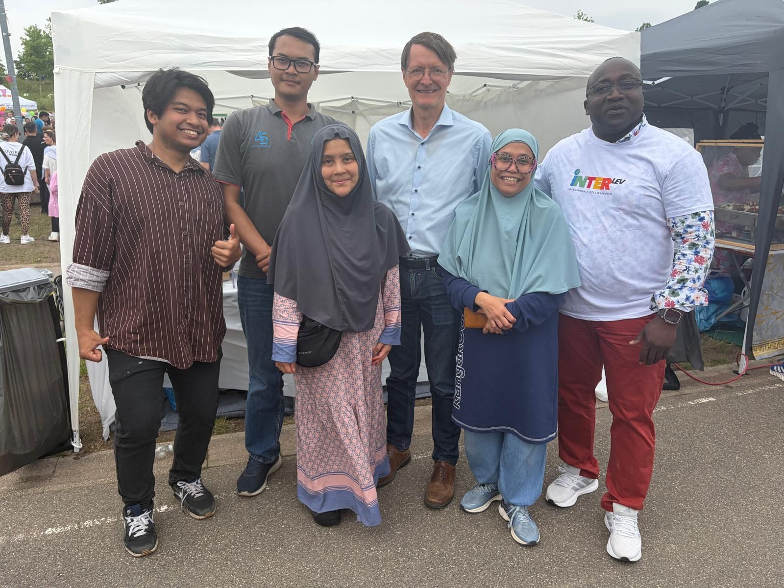 Karl Lauterbach und Sam Kofi Nyantakyi freuen sich über den großen Zuspruch beim Festival der Kulturen.