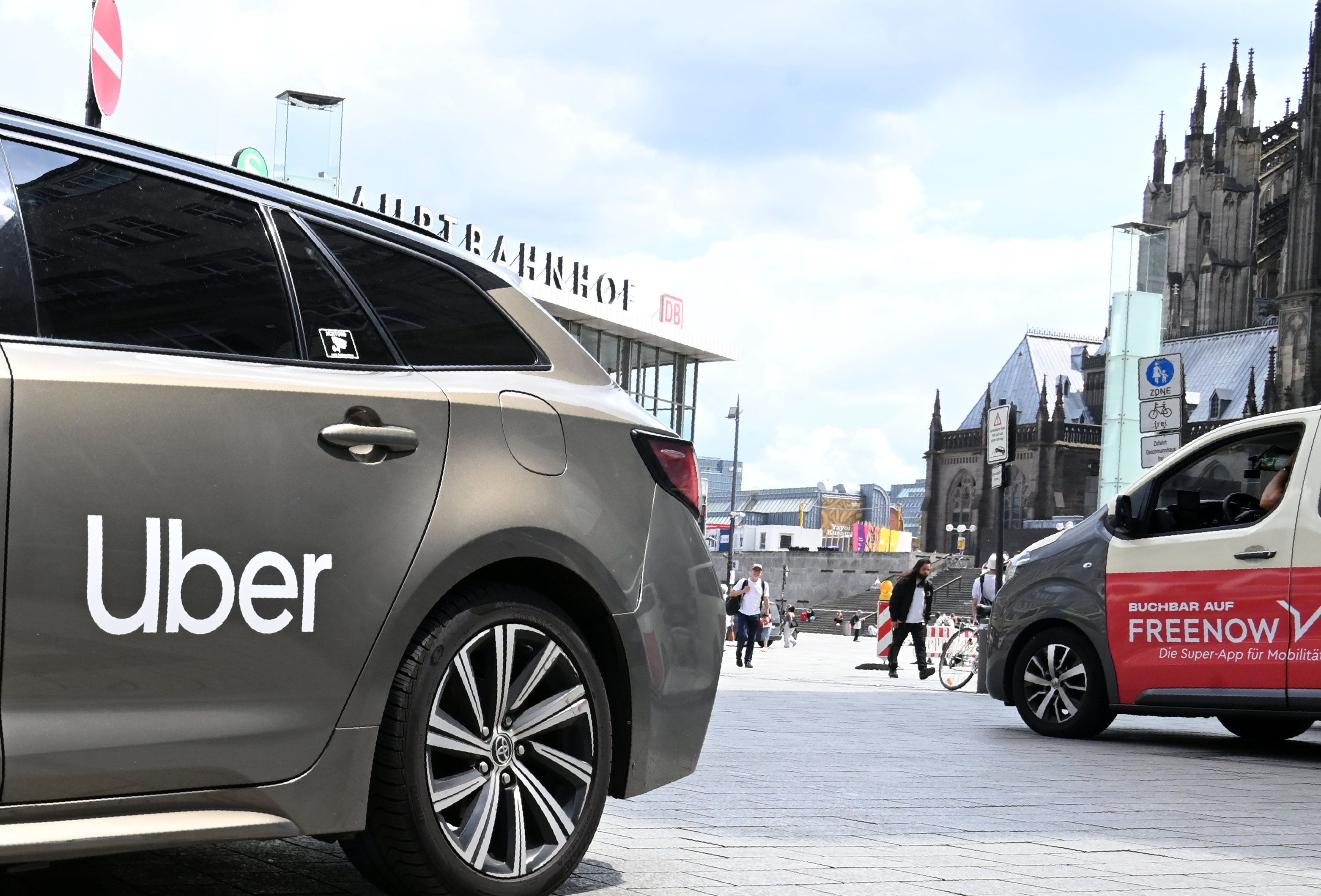 Fahrzeuge des Vermittlers Uber sind in der Stadt unterwegs. Seit dem 1. Juni gelten Mindestpreise für Mietwagenfahrten in Köln.