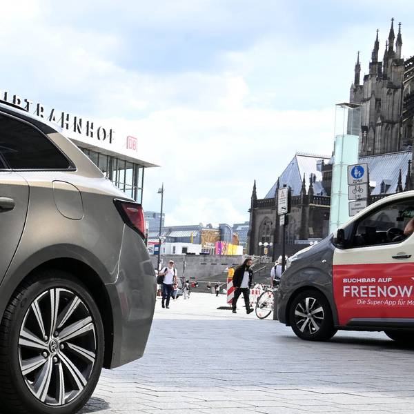 Fahrzeuge des Vermittlers Uber sind in der Stadt unterwegs. Seit dem 1. Juni gelten Mindestpreise für Mietwagenfahrten in Köln.