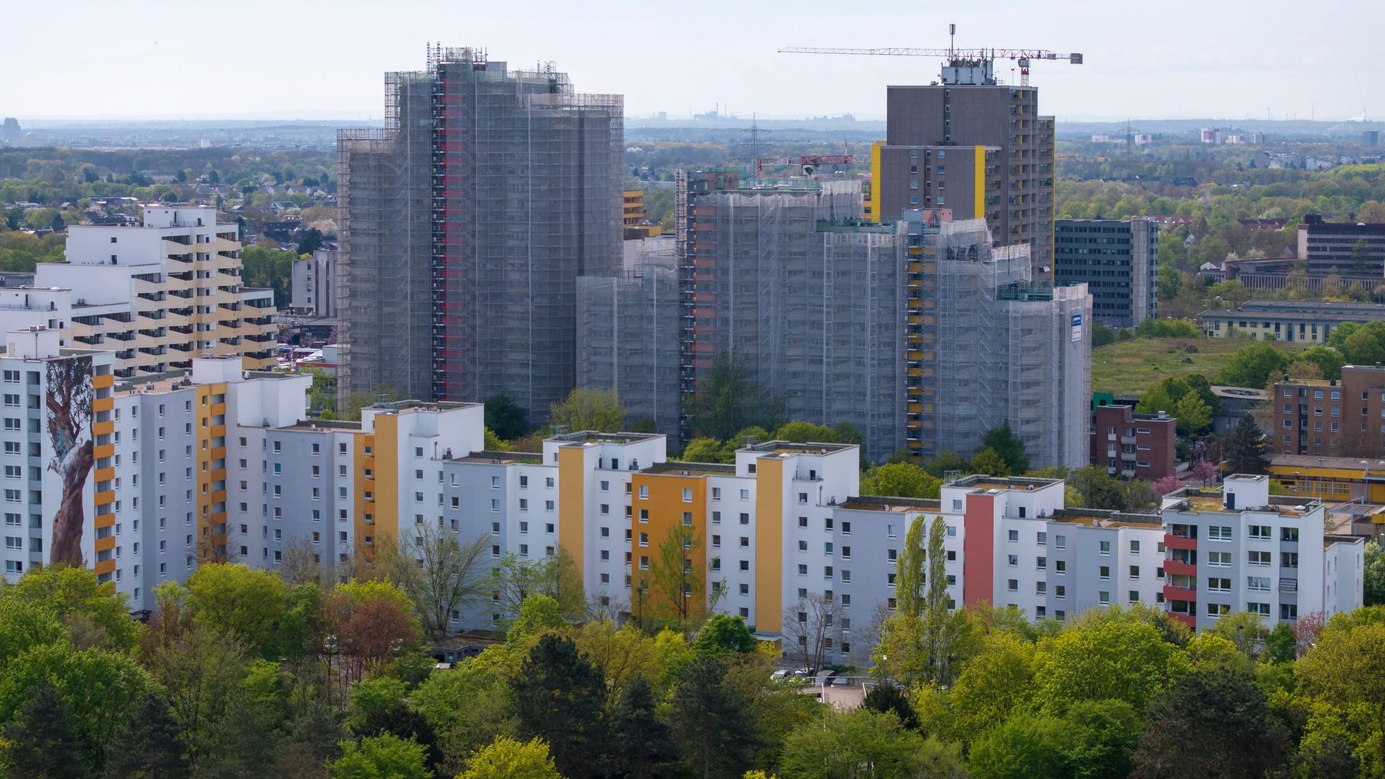 11.04.2026, Köln: Die Skyline von Chorweiler ist durch Hochhäuser geprägt. Viele Bauten müssen mittlerweile saniert werden. Luftaufnahme mit Drohne. Foto: Uwe Weiser