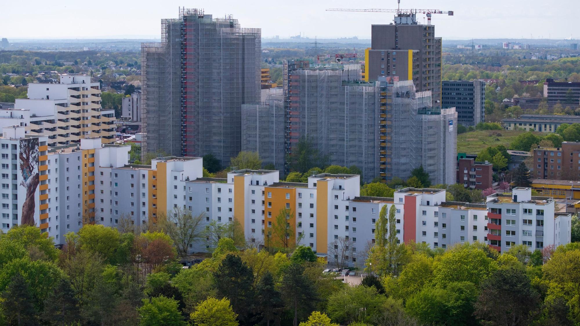 Die Skyline von Chorweiler ist durch Hochhäuser geprägt.