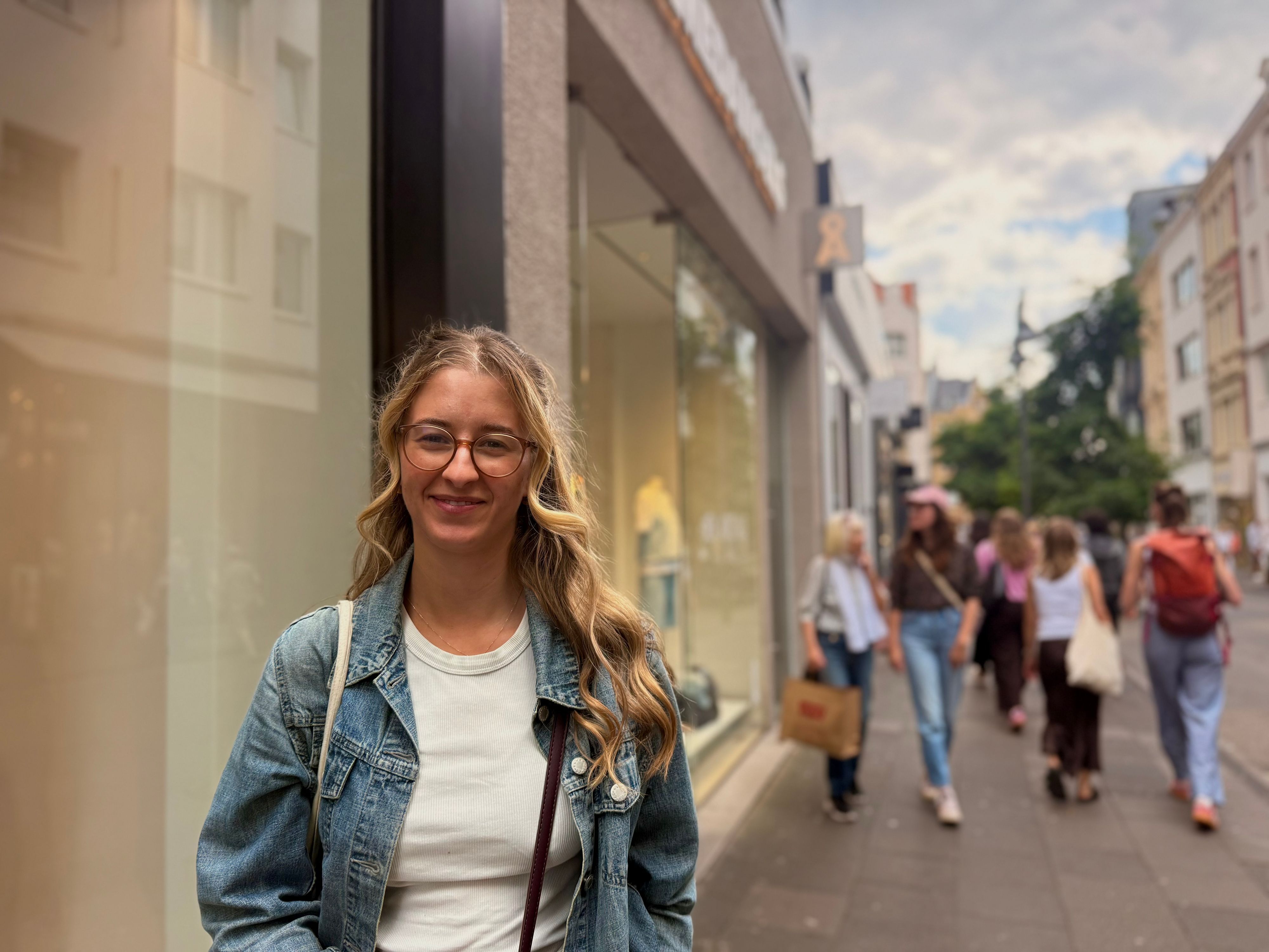 Alina Brauner-Zucker vor dem Armed-Angels-Geschäft in der Ehrenstraße