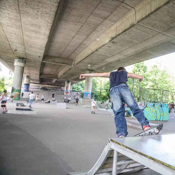 Ein Skateboarder auf einer Rampe unter der Stelzenautobahn in Leverkusen