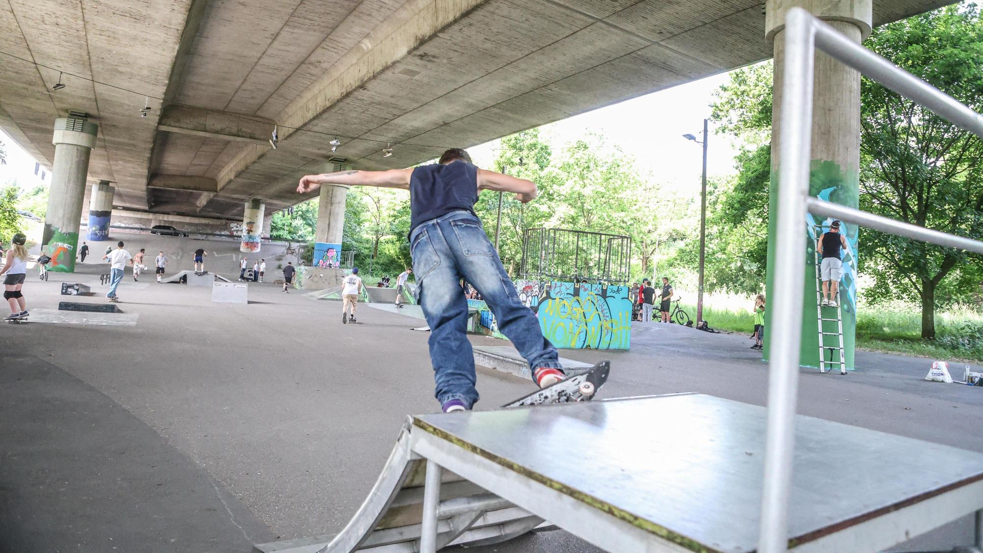 Ein Skateboarder auf einer Rampe unter der Stelzenautobahn in Leverkusen