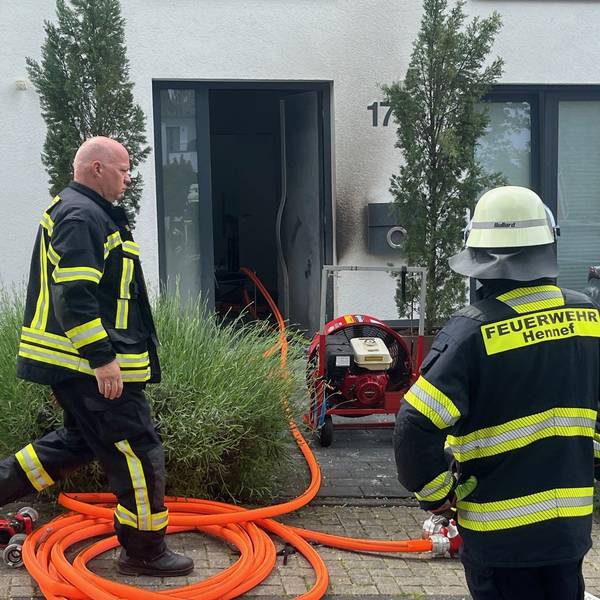 Einsatzkräfte der Feuerwehr an einer Brandstelle.