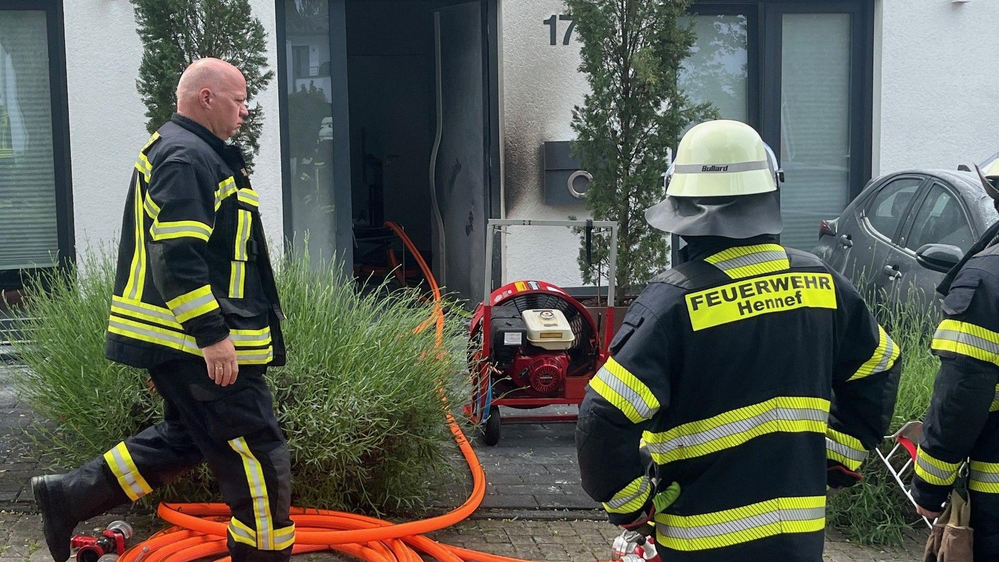 Einsatzkräfte der Feuerwehr an einer Brandstelle.