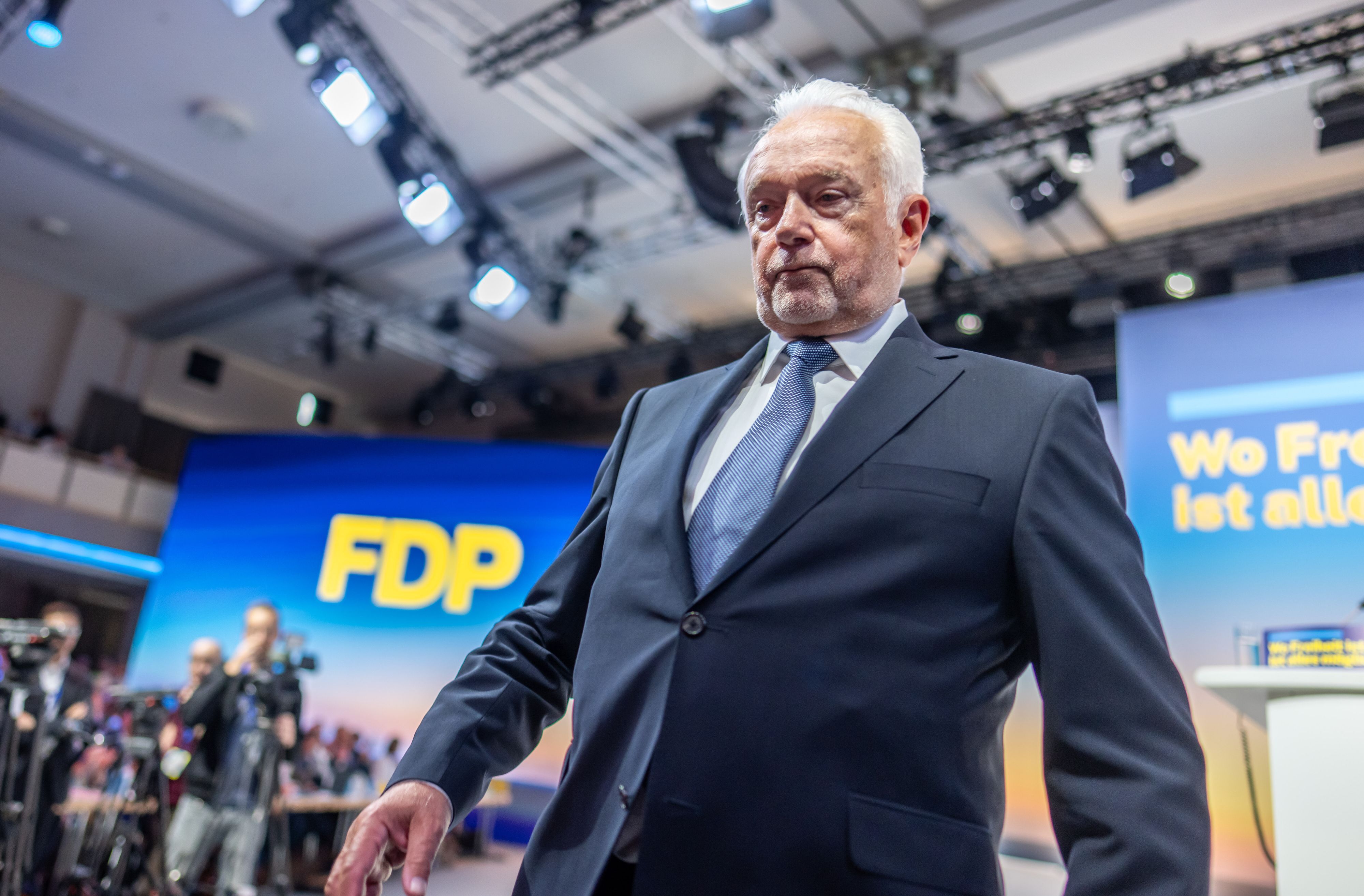 Wolfgang Kubicki, neu gewählter Parteivorsitzender der FDP, geht nach der Wahl beim FDP Bundesparteitag von der Bühne.