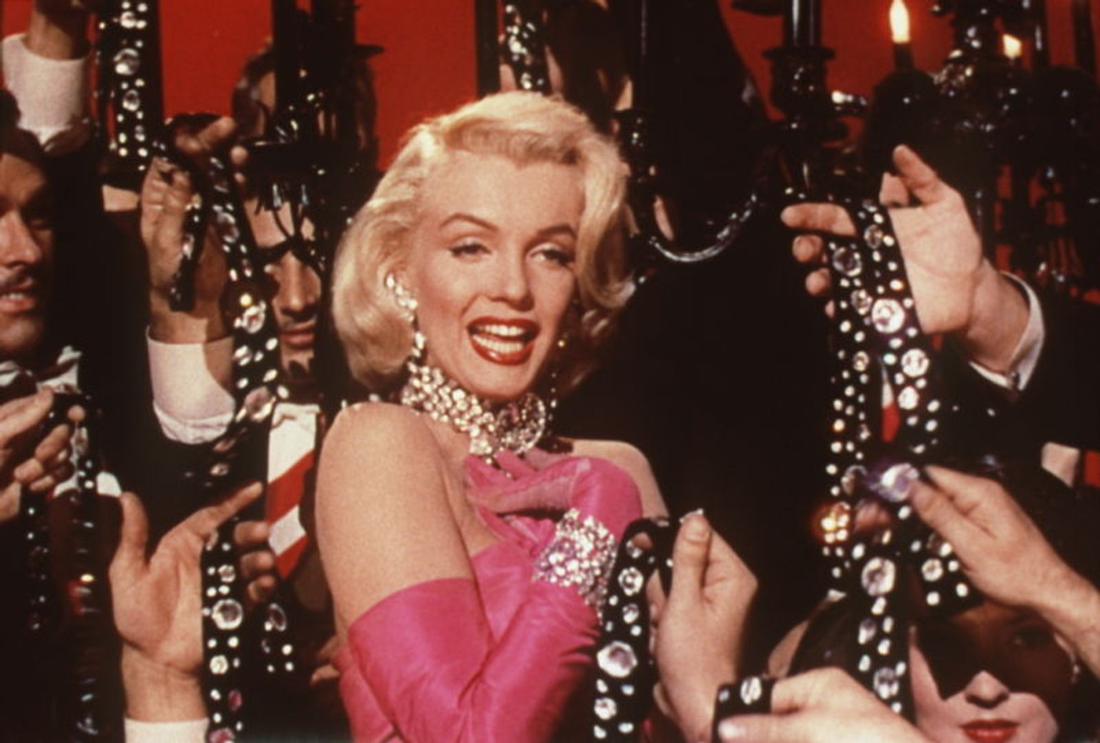 „Diamond's Are A Girls Best Friend“ sang Marilyn Monroe in „Blondinen bevorzugt“ (1953) und wurde mit der Musicalkomödie endgültig zum Superstar Hollywoods.  (Bild: 20th Century Studios)