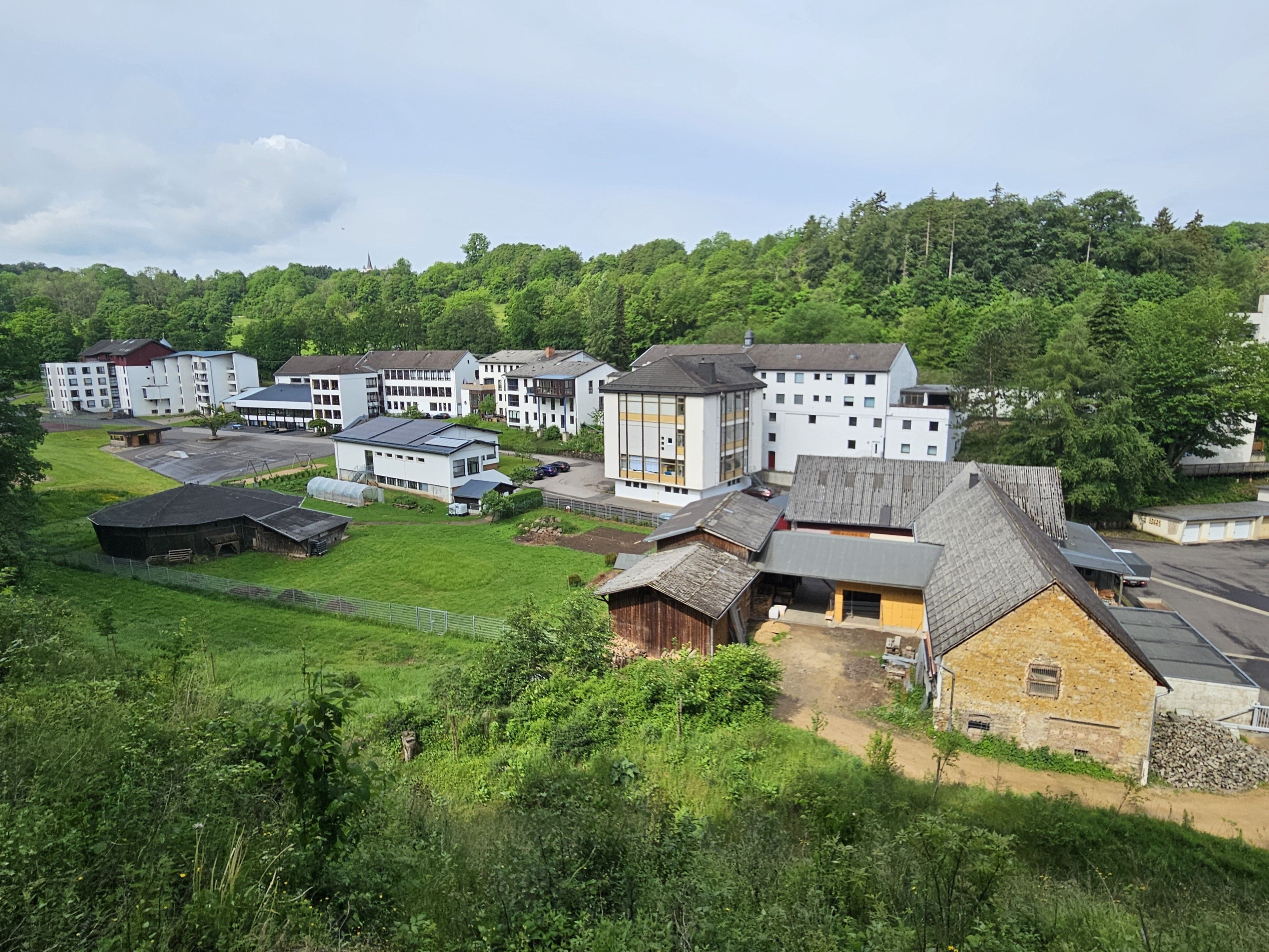 Das Foto zeigt die zahlreichen Gebäude des Hermann-Josef-Hauses in Kall-Urft.