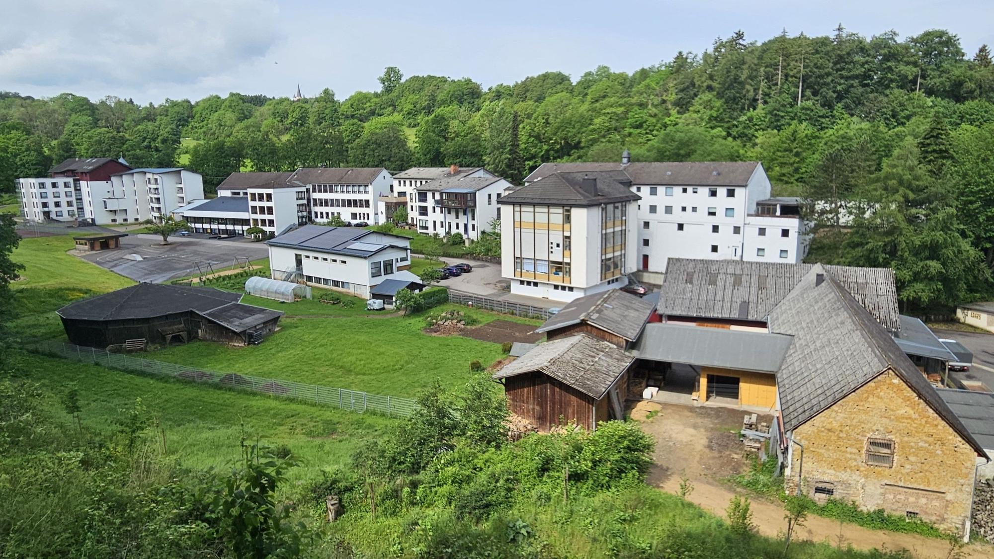 Das Foto zeigt die zahlreichen Gebäude des Hermann-Josef-Hauses in Kall-Urft.