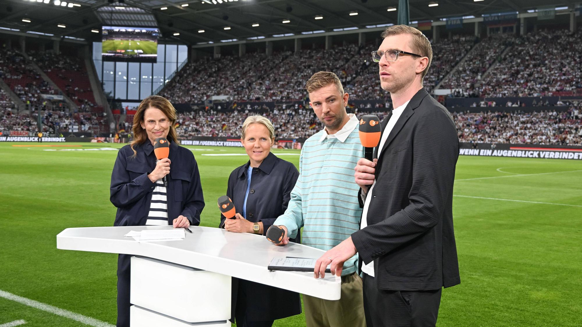 Christoph Kramer an der Seite von Per Mertesacker, Katrin Müller Hohenstein und Friederike Fritz Kromp.
