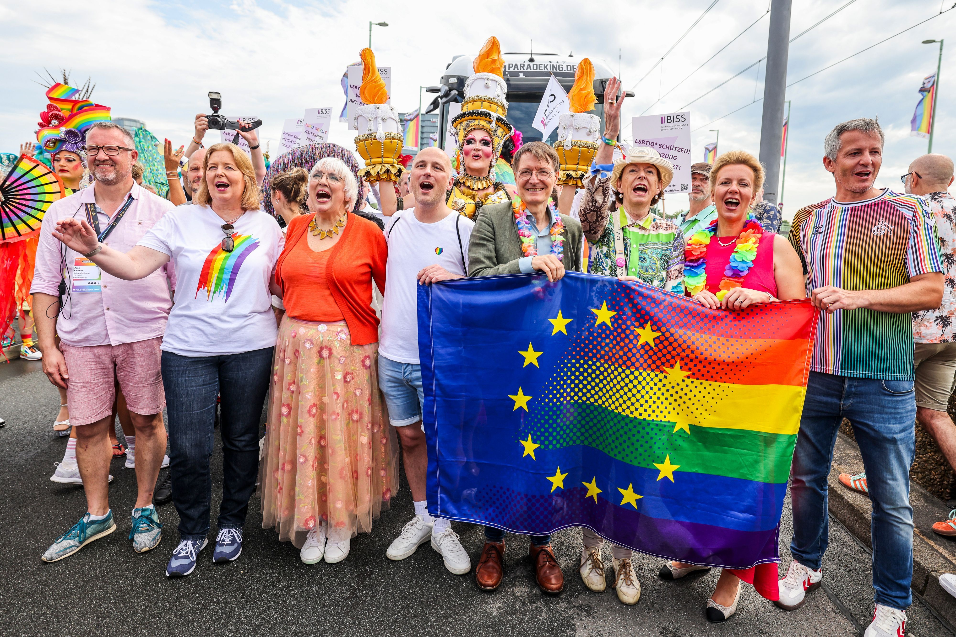 Beim Kölner CSD findet sich regelmäßig Polit-Prominenz: Hier posieren Bärbel Bas (SPD), Claudia Roth (Grüne), Sven Lehmann (Grüne), Karl Lauterbach (SPD), die ehemalige Kölner OB Henriette Reker sowie Ina Brandes (CDU). Mit mehr als 60000 Teilnehmern und über einer Million erwarteten Besuchern gilt der Kölner CSD als einer der größten in Europa.