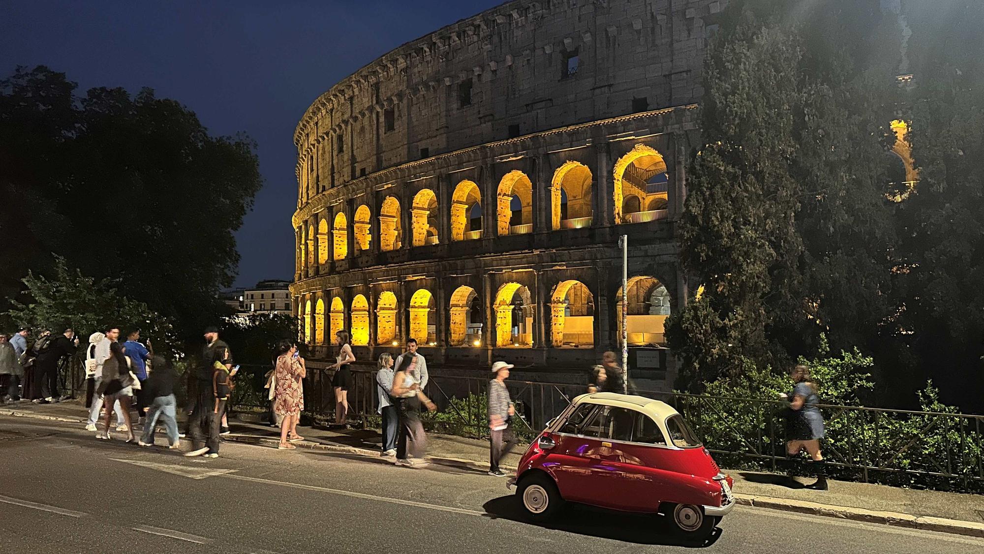 Isetta vor dem Kolosseum in Rom