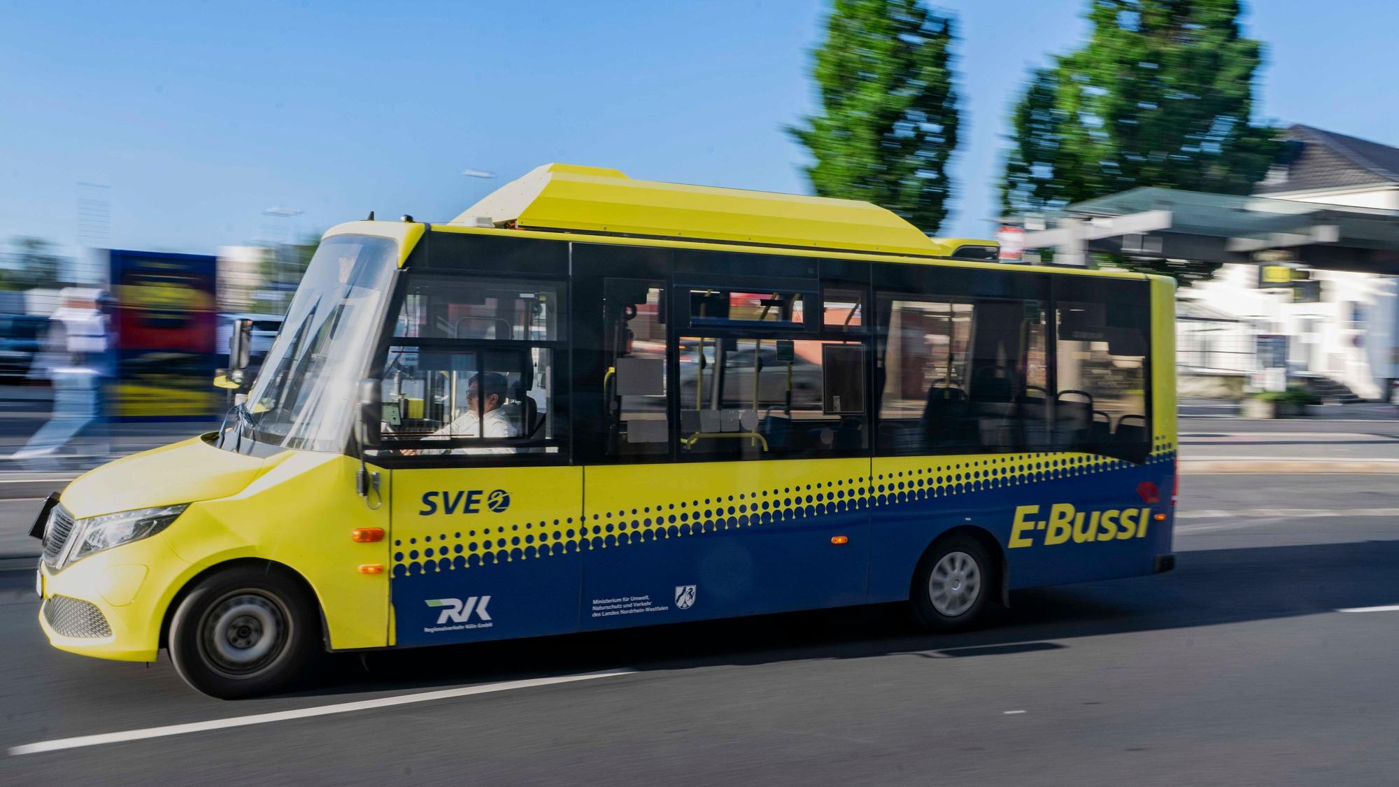 Das Bild zeigt einen sogenannten E-Bussi, der in Euskirchen eingesetzt wird.