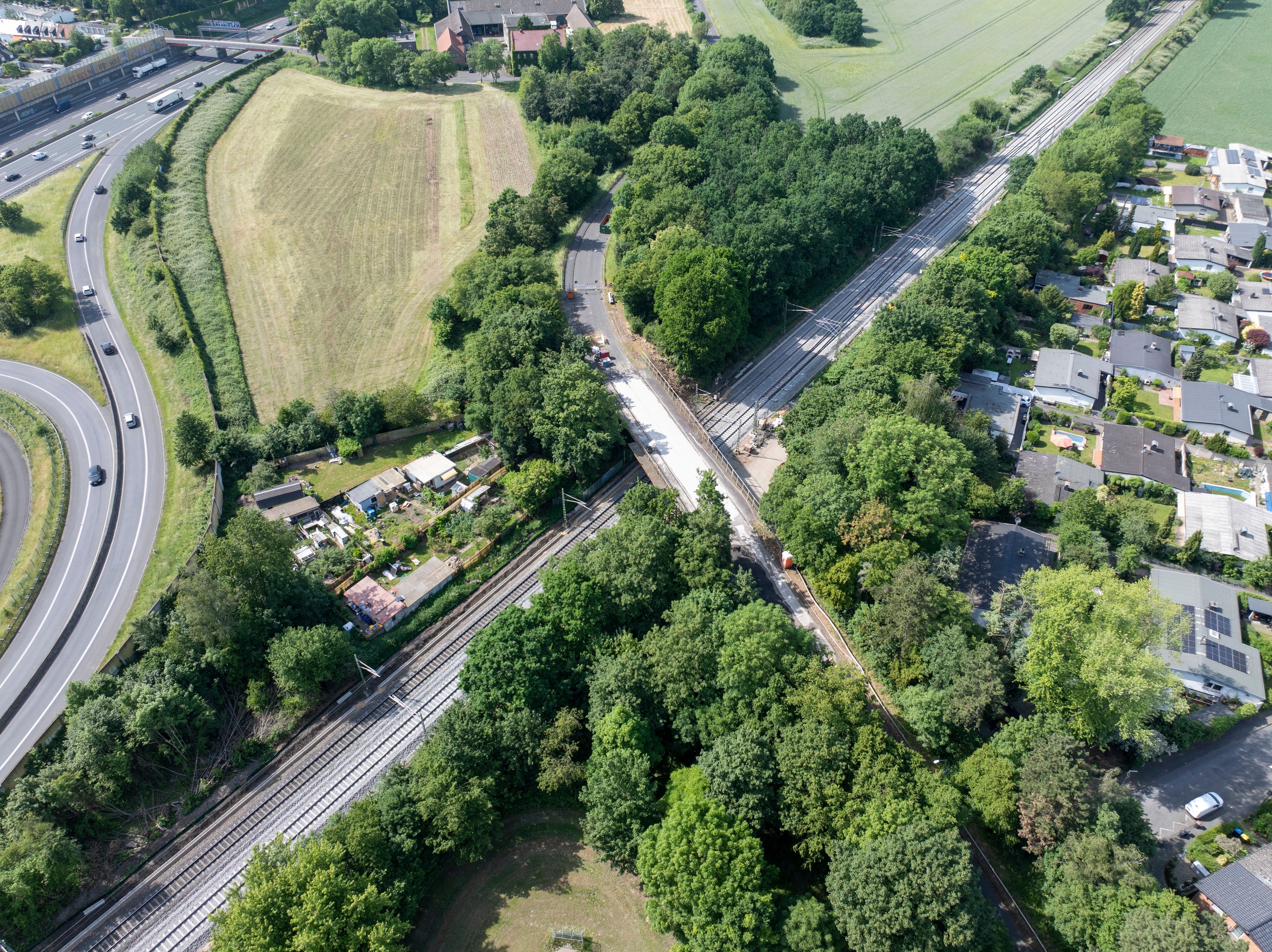 29.05.2026, Köln: Die Siedlung Schönrath ist schwer zu erreichen. Die Siedlung Schönrath in Köln-Höhenhaus ist nur noch über eine Straße mit dem Auto zu erreichen, weil die Brücke der Straße am Flachsrosterweg abgerissen wird. Einen Ersatz gibt es frühestens in sechs Jahren. Luftaufnahme mit Drohne.  Foto: Uwe Weiser