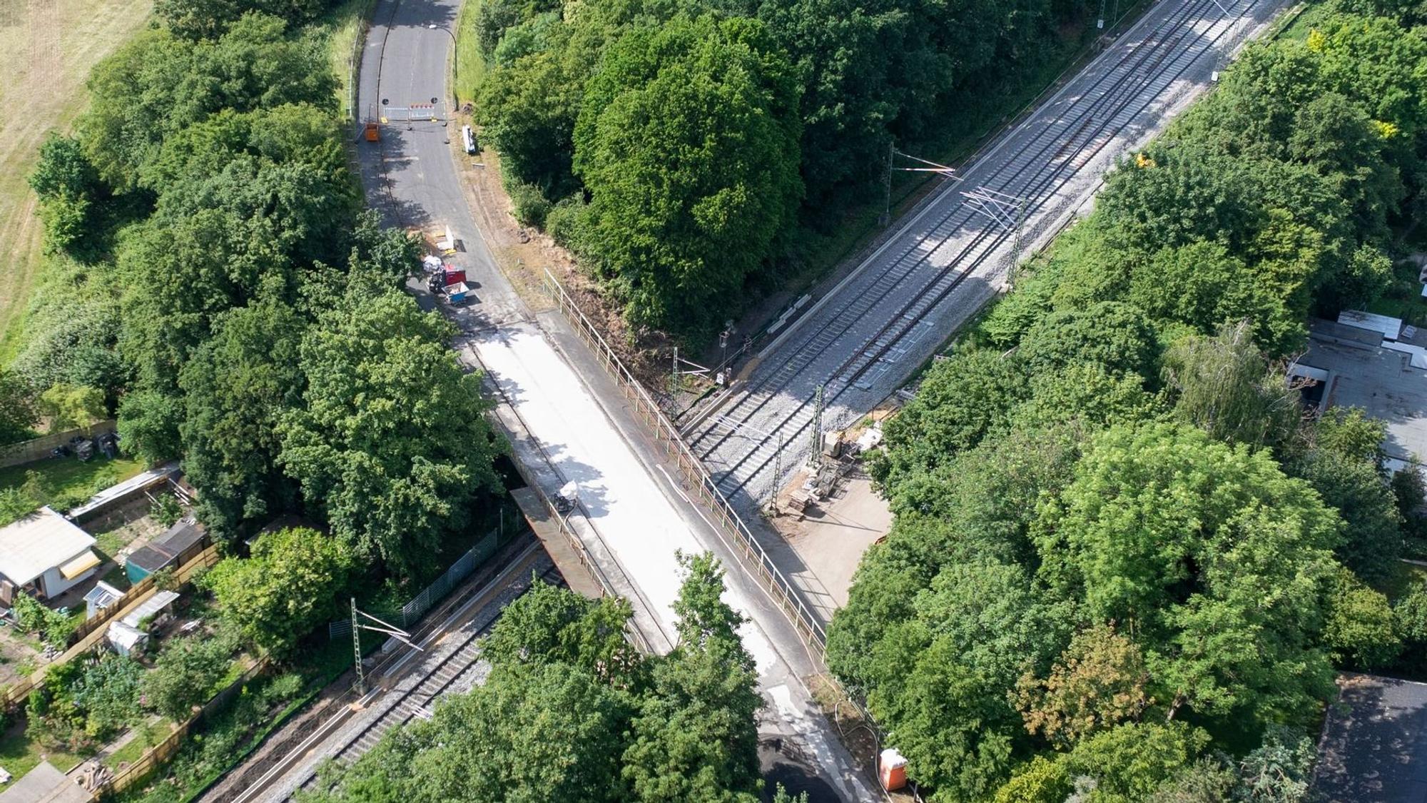 29.05.2026, Köln: Die Siedlung Schönrath ist schwer zu erreichen. Die Siedlung Schönrath in Köln-Höhenhaus ist nur noch über eine Straße mit dem Auto zu erreichen, weil die Brücke der Straße am Flachsrosterweg abgerissen wird. Einen Ersatz gibt es frühestens in sechs Jahren. Luftaufnahme mit Drohne. Foto: Uwe Weiser