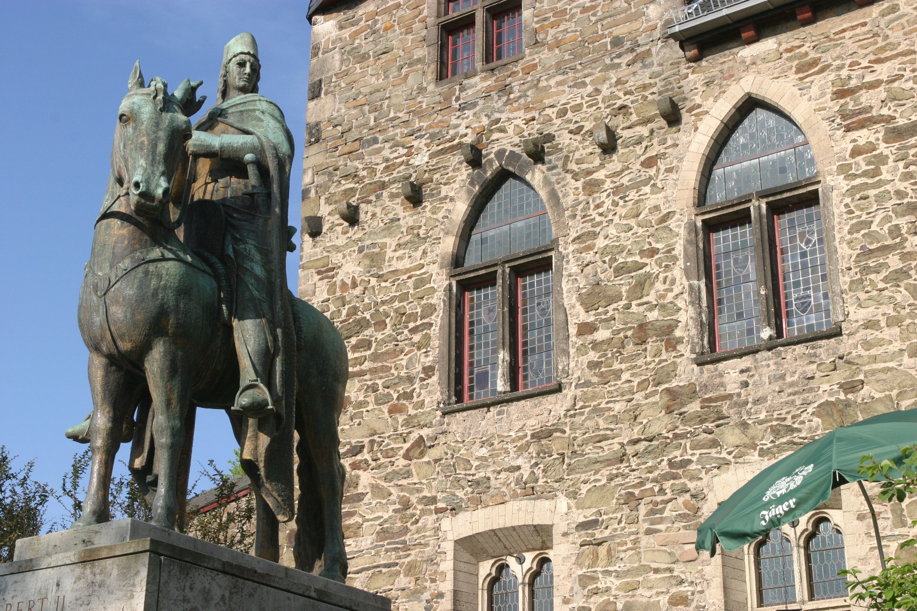 Die Statue vor Schloss Burg an der Wupper erinnert an den Kölner Erzbischof Engelbert von Berg, der grausam ermordet wurde.