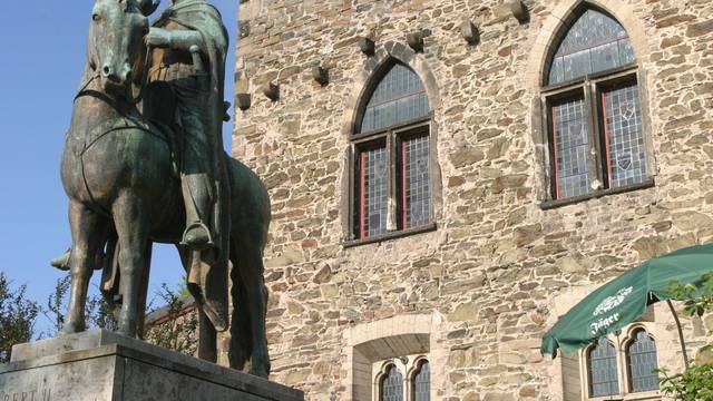 Die Statue vor Schloss Burg an der Wupper erinnert an den Kölner Erzbischof Engelbert von Berg, der grausam ermordet wurde.