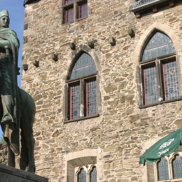 Die Statue vor Schloss Burg an der Wupper erinnert an den Kölner Erzbischof Engelbert von Berg, der grausam ermordet wurde.