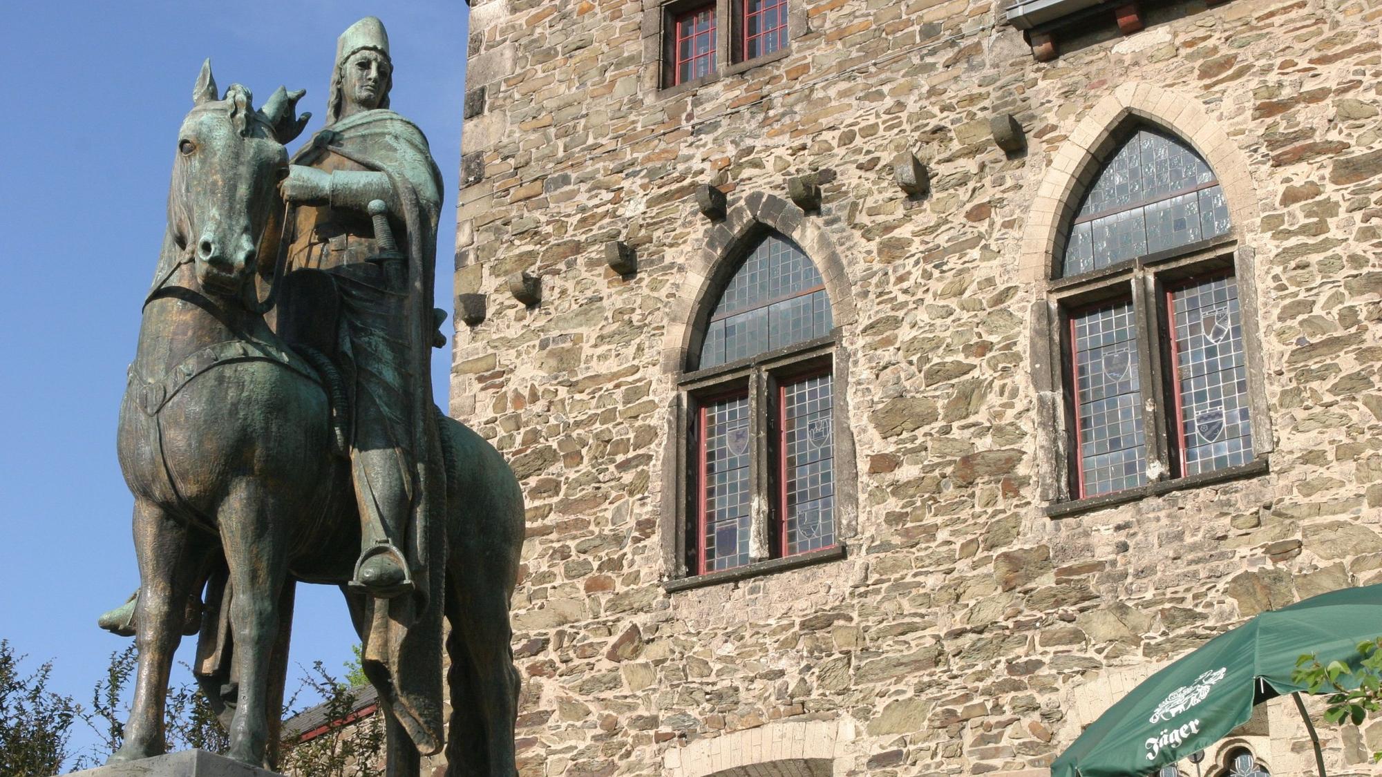 Die Statue vor Schloss Burg an der Wupper erinnert an den Kölner Erzbischof Engelbert von Berg, der grausam ermordet wurde.
