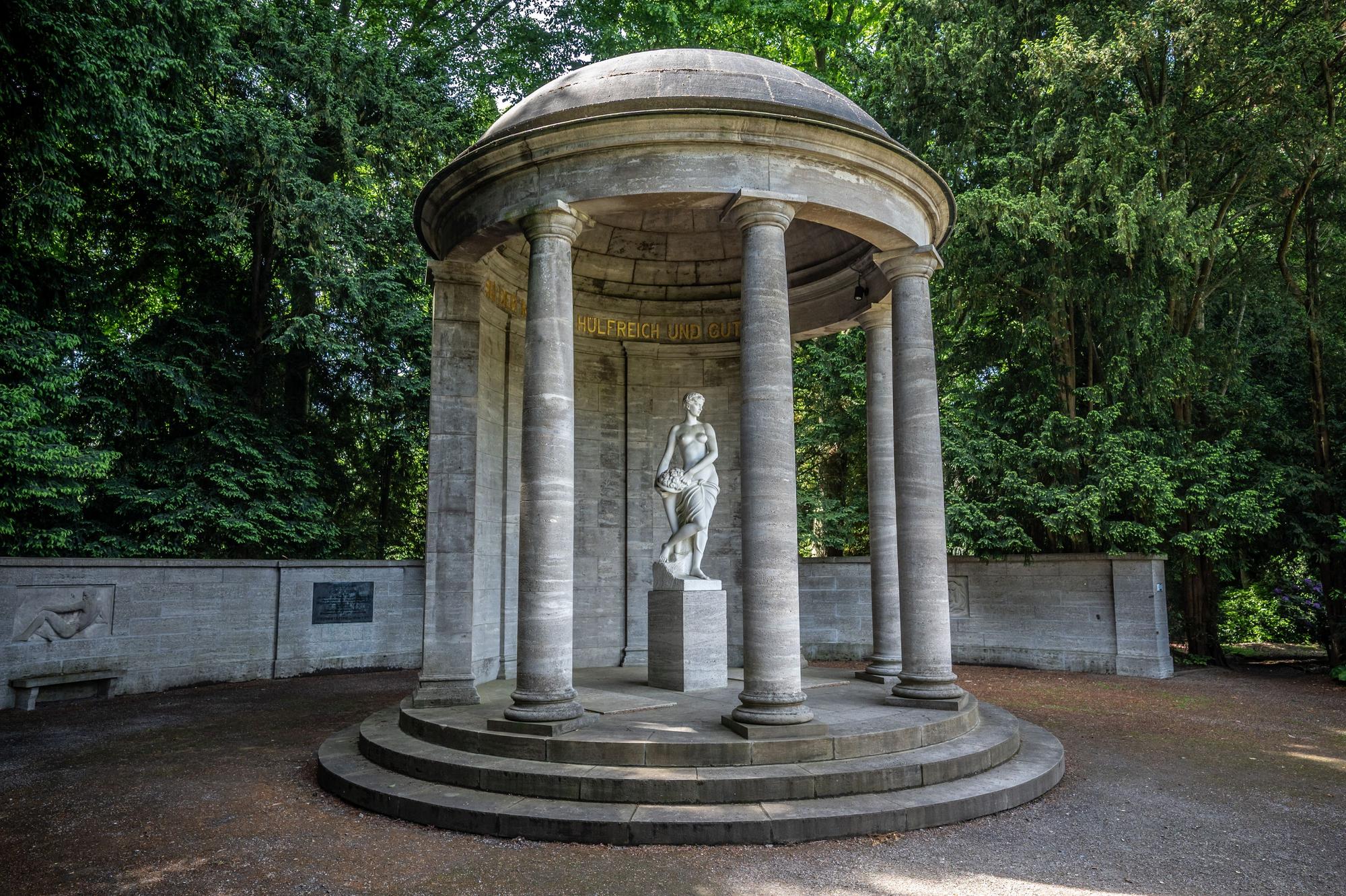 Flora-Tempel, Grabstätte von Johanne (Johanna) und Carl Duisberg im Carl-Duisberg-Park, liegt in einem Eibenhain. Innen die Inschrift: „Edel sei der Mensch, hülfreich und gut“ Bild: Ralf Krieger