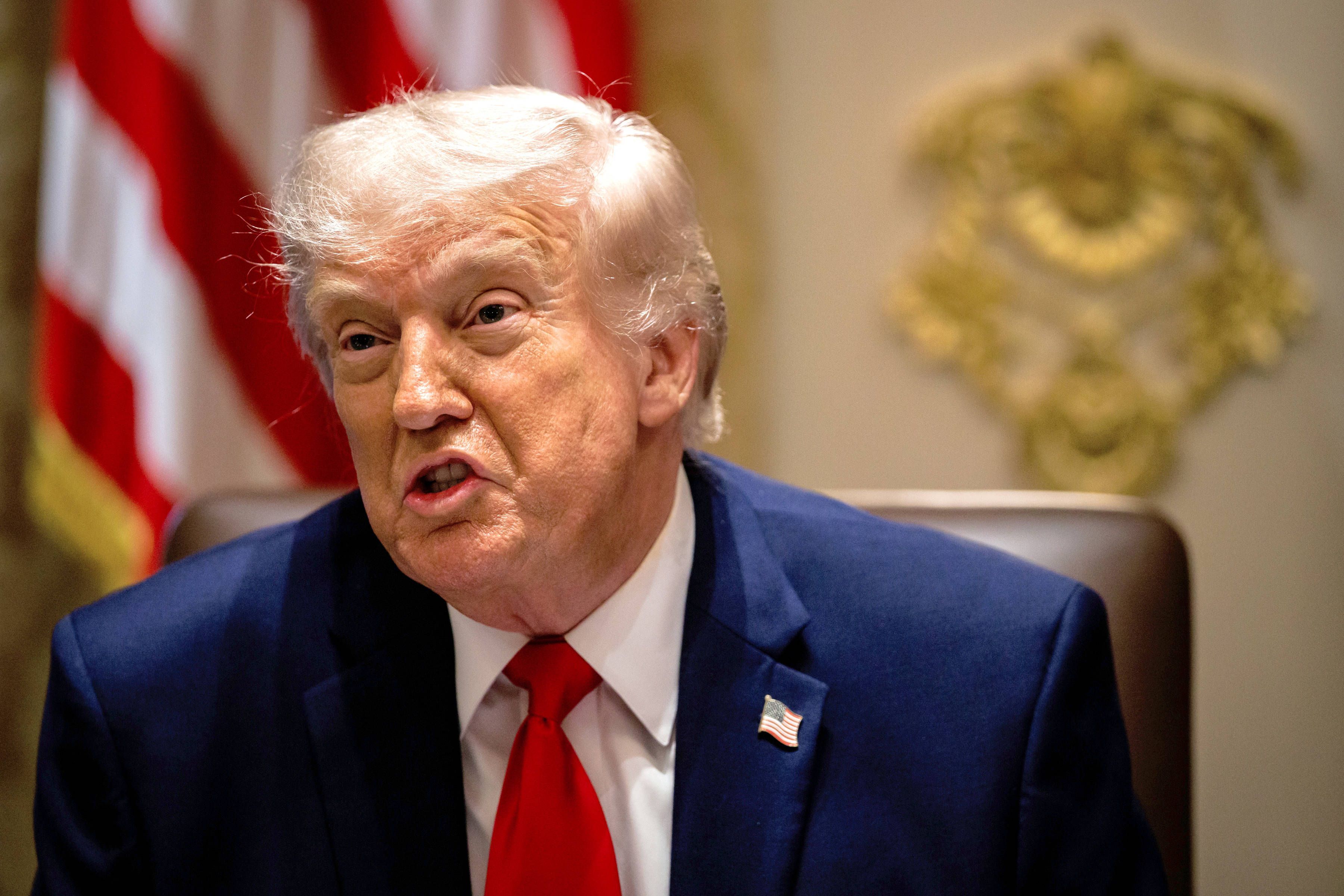 US-Präsident Donald Trump während einer Kabinettssitzung. Der Republikaner soll den israelischen Regierungschef Benjamin Netanjahu am Telefon beschimpft haben. (Archivbild)