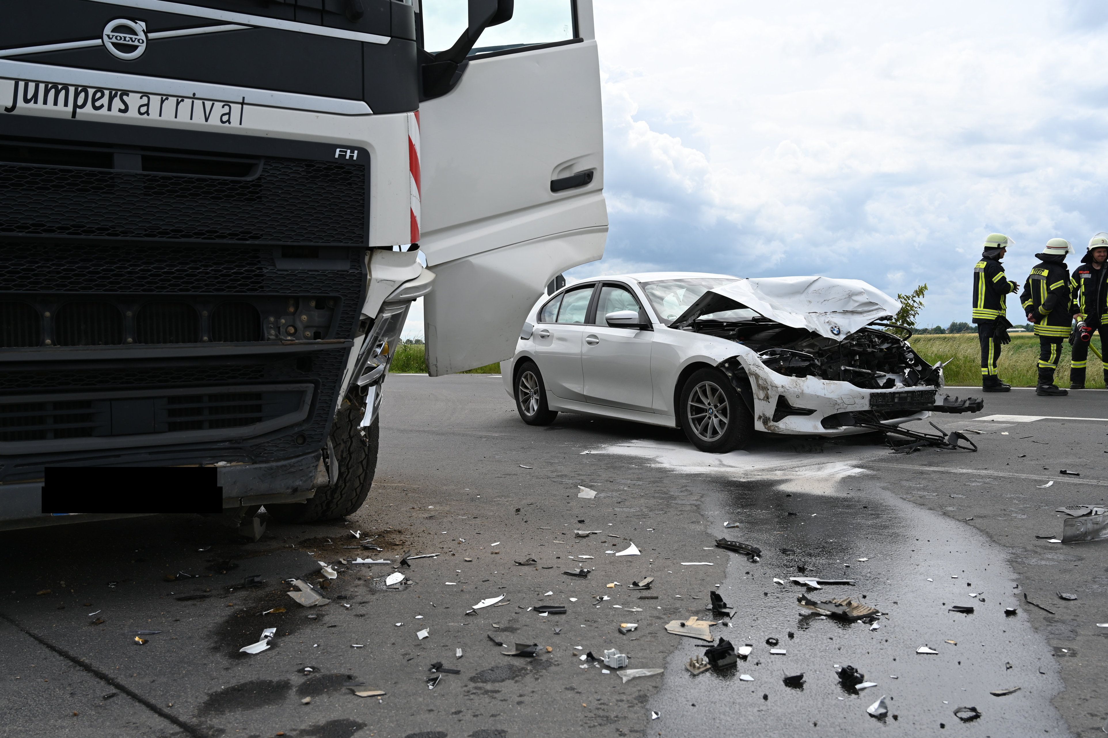 Das Bild zeigt einen beschädigten Pkw und einen Lkw.