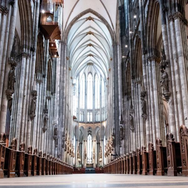 In den Genuss dieses Anblickes soll ab 1. Juli im Grunde nur noch kommen, wer Eintritt zahlt. Ab dann kostet der Besuch des Kölner Doms Eintritt. (Archiv)